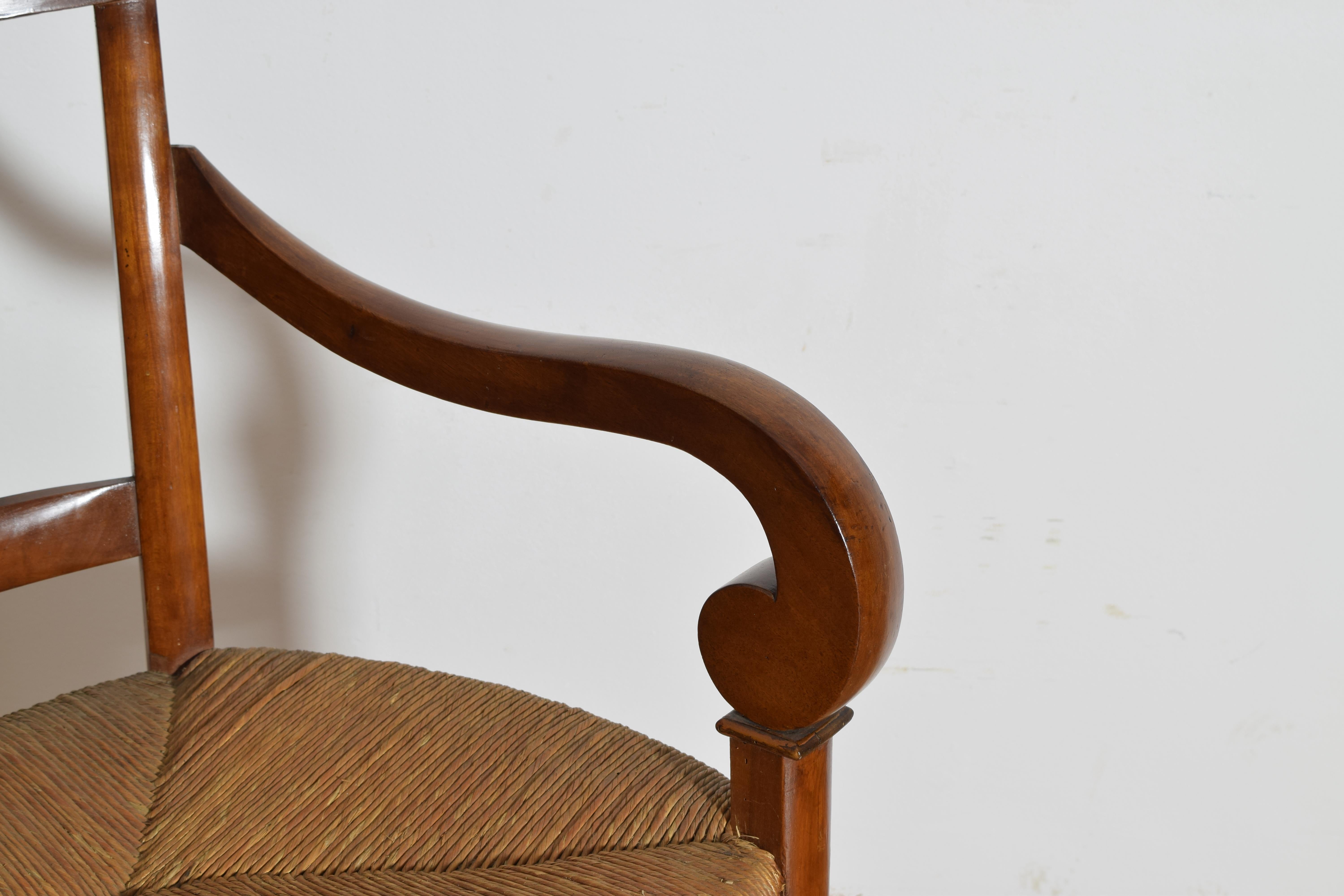 Inizio XIX secolo Coppia di poltrone francesi in noce restaurato, sedili in giunco, primo quarto del XIX secolo in vendita