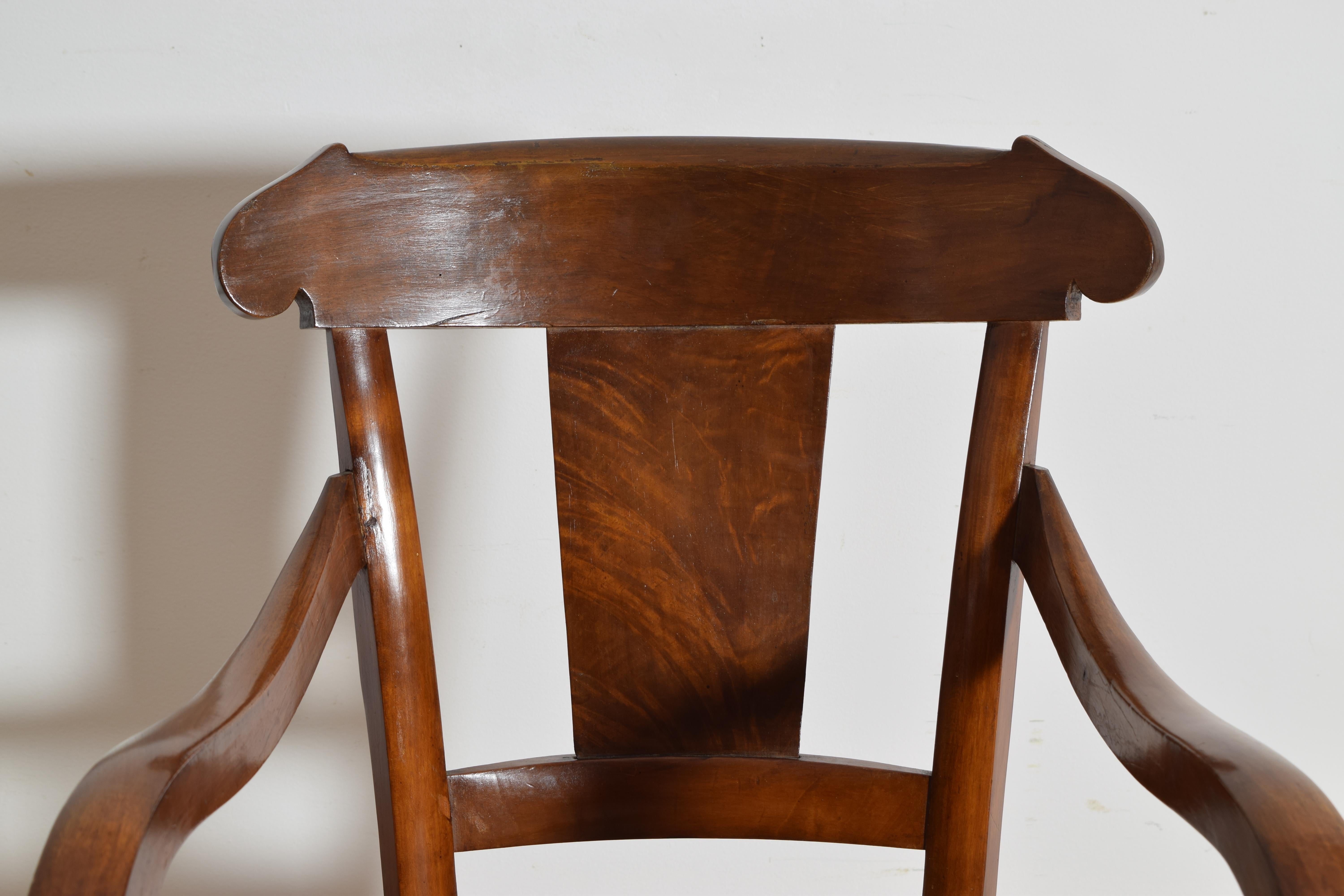 Coppia di poltrone francesi in noce restaurato, sedili in giunco, primo quarto del XIX secolo in vendita 1