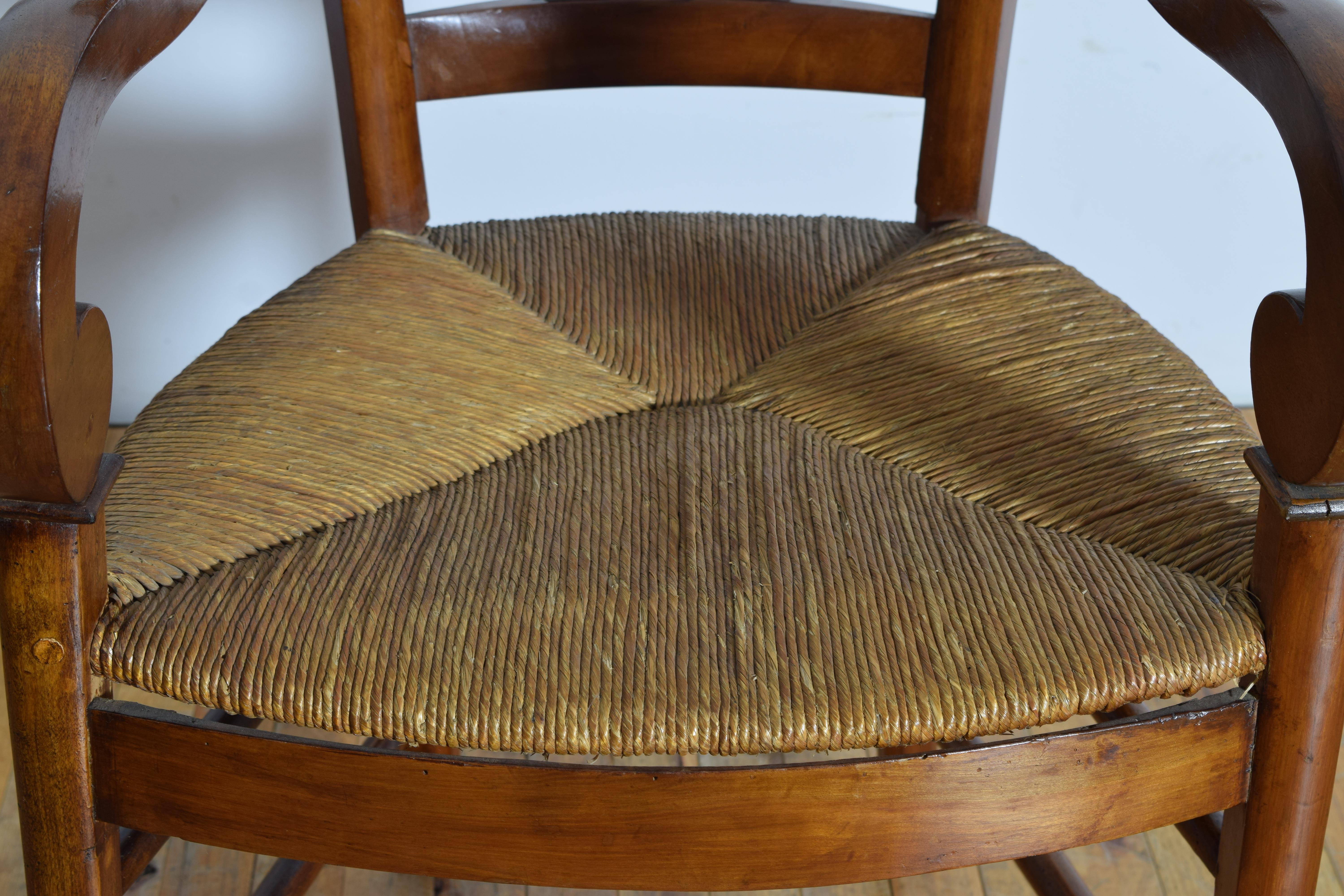 Coppia di poltrone francesi in noce restaurato, sedili in giunco, primo quarto del XIX secolo in vendita 2