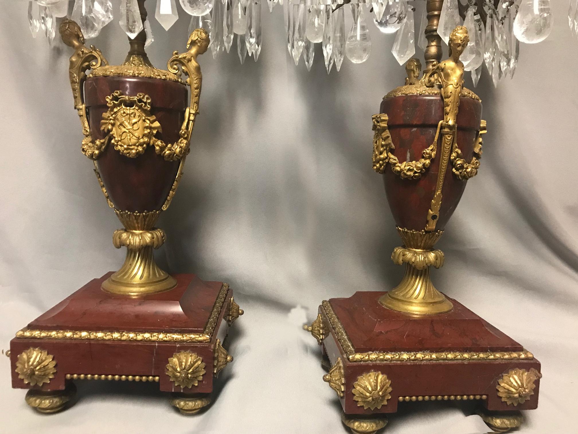 Sculpté Paire de lampes en marbre rouge français & Cristal de roche et ormolu:: 19ème siècle en vente