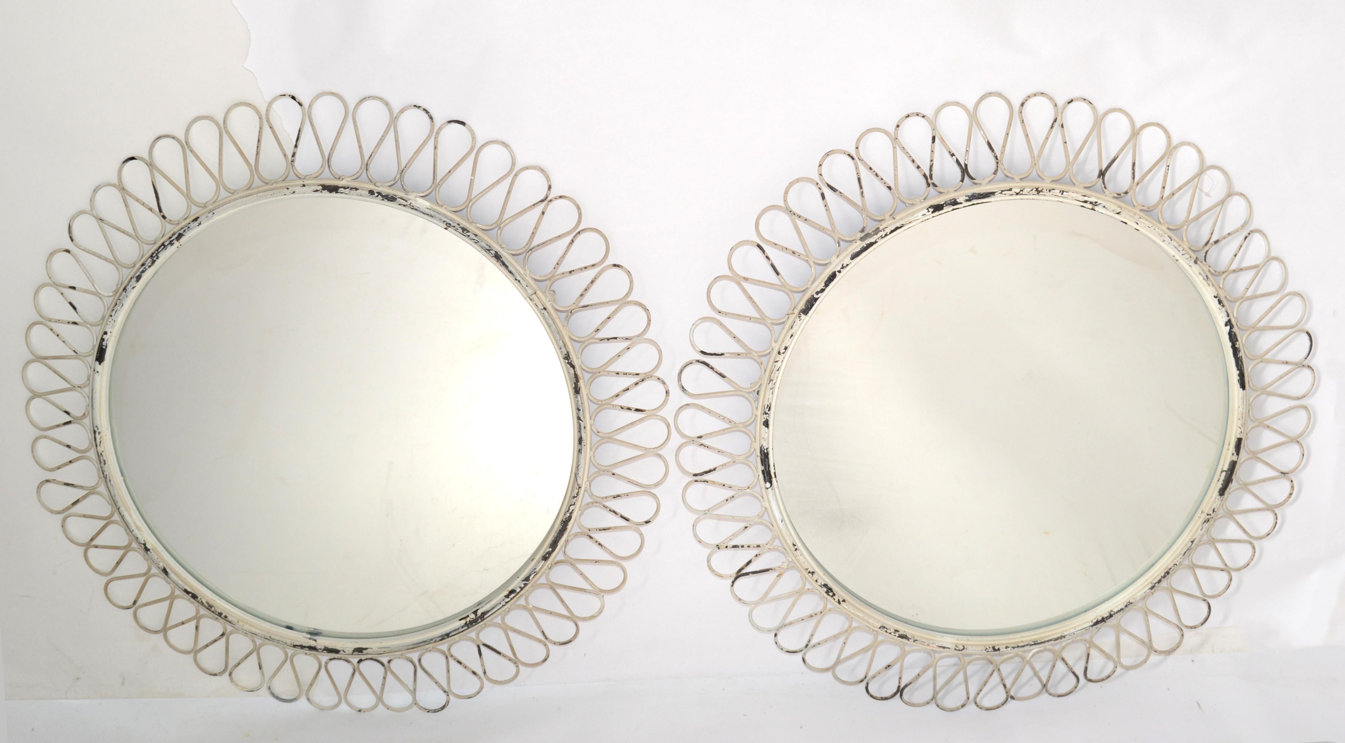 Paar der 1950er Jahre Französisch notleidenden Vintage aus weißem Schmiedeeisen Wandspiegel oder Konsole Spiegel Art Deco-Stil.
Handgefertigte schmiedeeiserne Umrandung des runden Spiegels.
Sichere Aufhängekonstruktion auf der