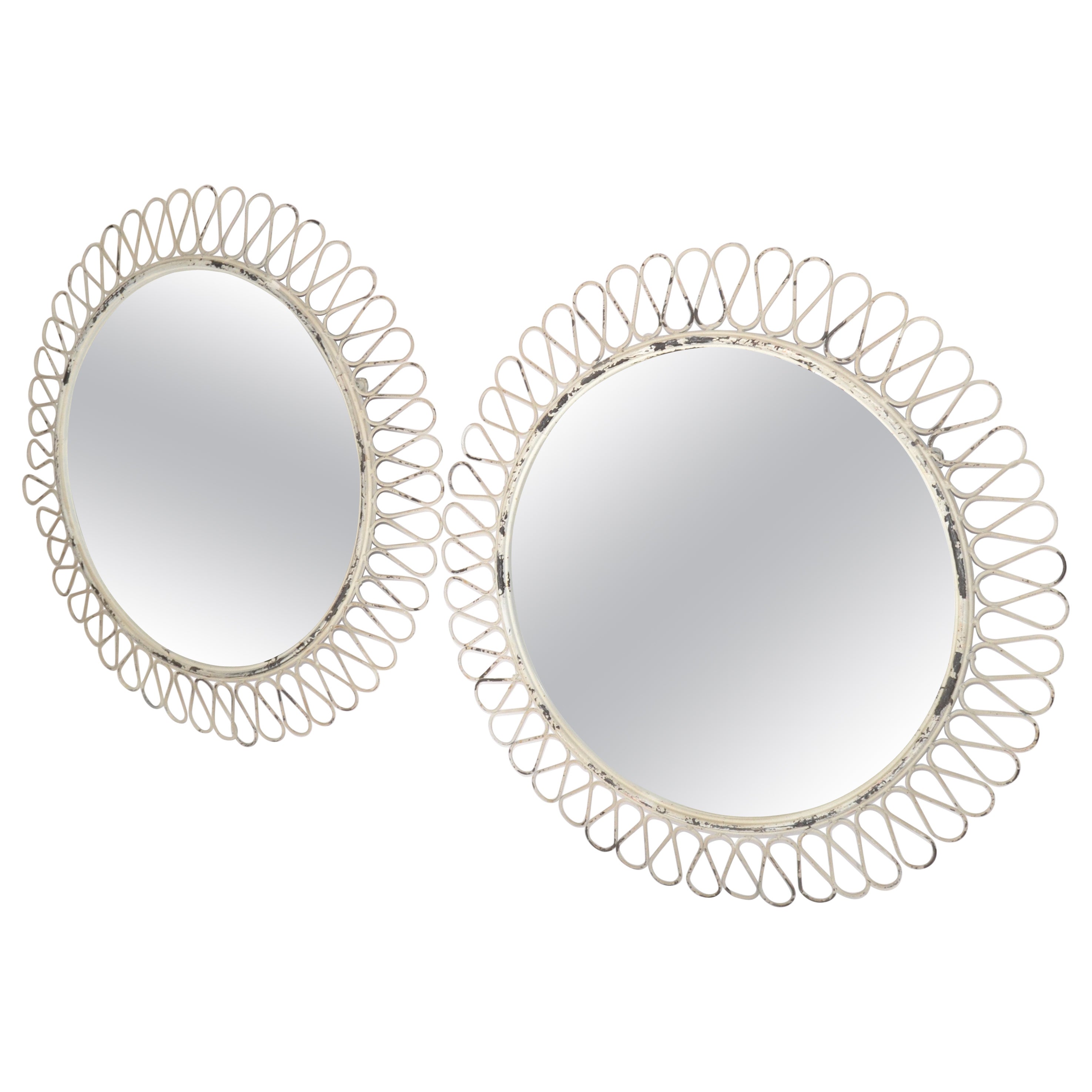 Paire de miroirs muraux ronds en fer forgé de style Art déco, blanc vieilli en vente