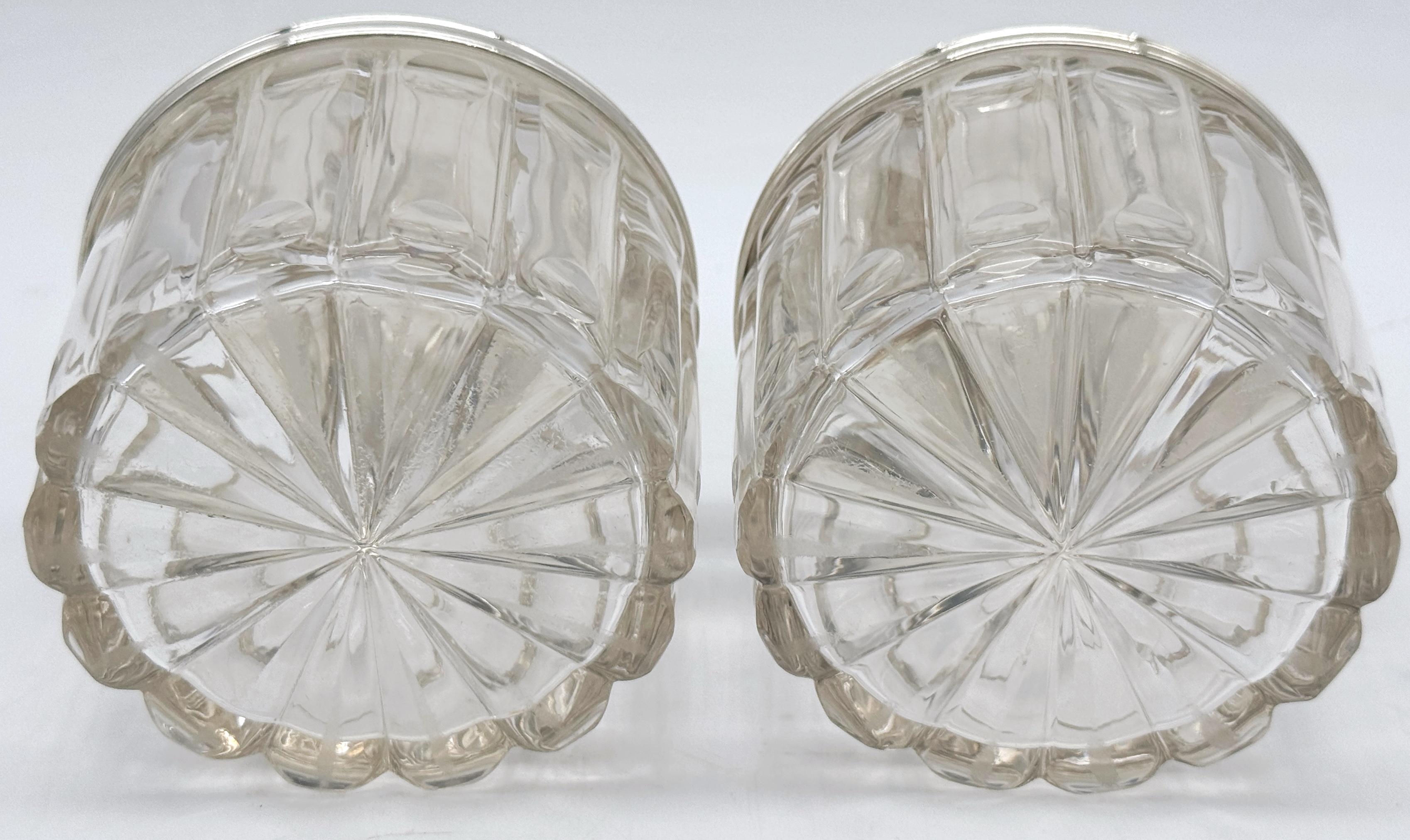 Paire d'armoires françaises « Royal » en argent  Verre taillé Motif bambou  Jarres de commode en vente 5