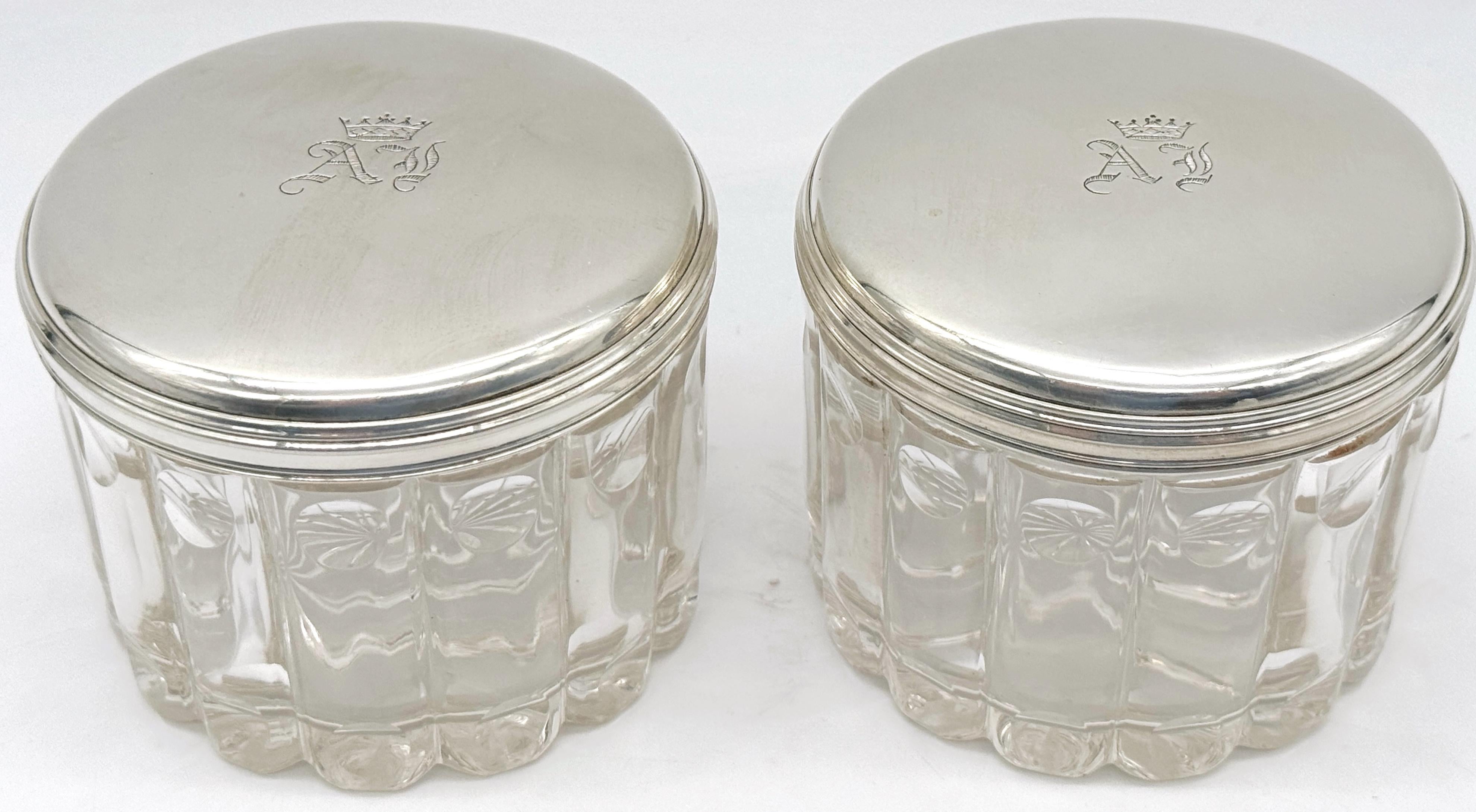 Paire de bocaux armoriés en argent et verre taillé - Monogramme AFS, motif de bambou, 19e siècle

Cette élégante paire de bocaux en argent et en verre taillé présente une facture exquise et des couvercles en argent gravé d'armoiries comportant le