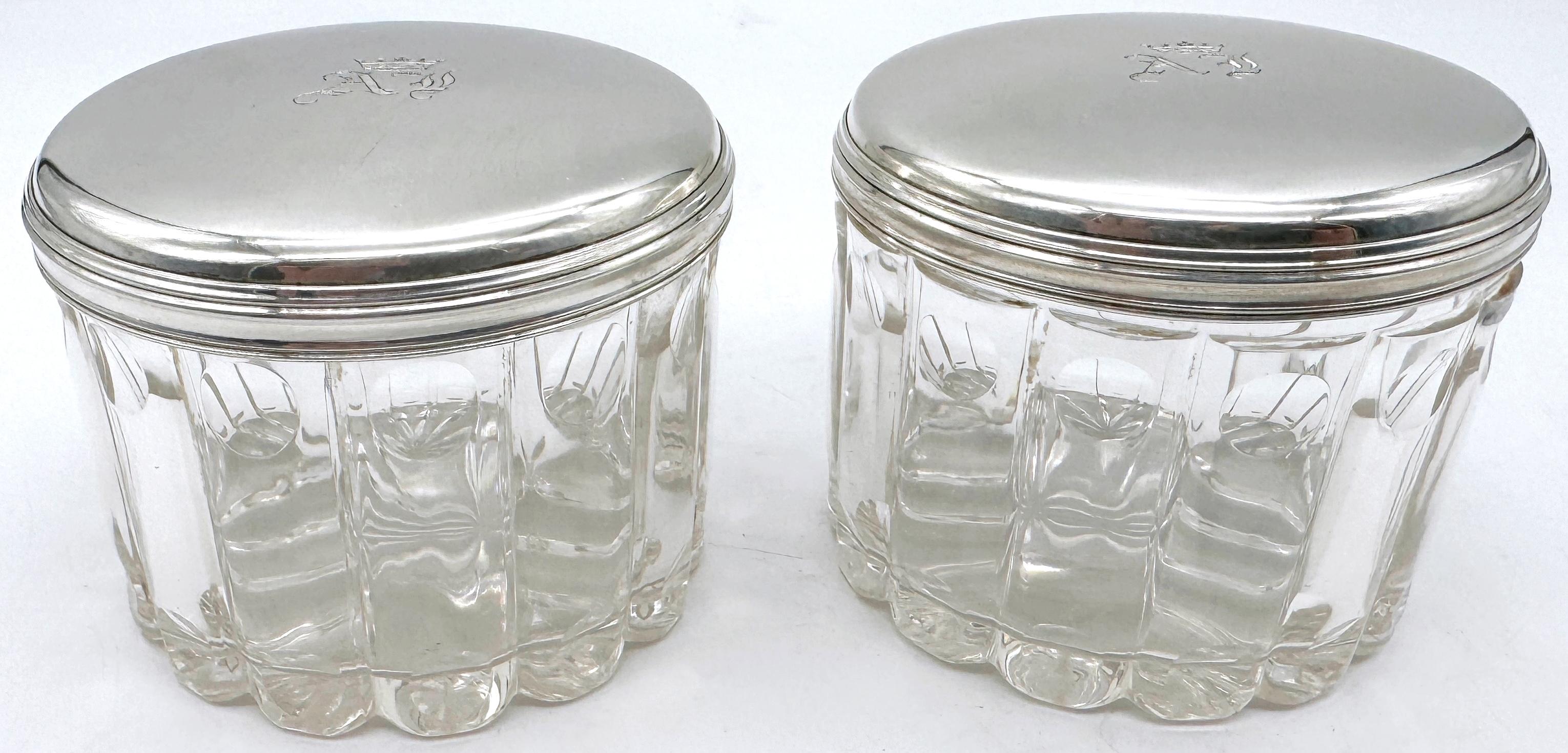 Français Paire d'armoires françaises « Royal » en argent  Verre taillé Motif bambou  Jarres de commode en vente