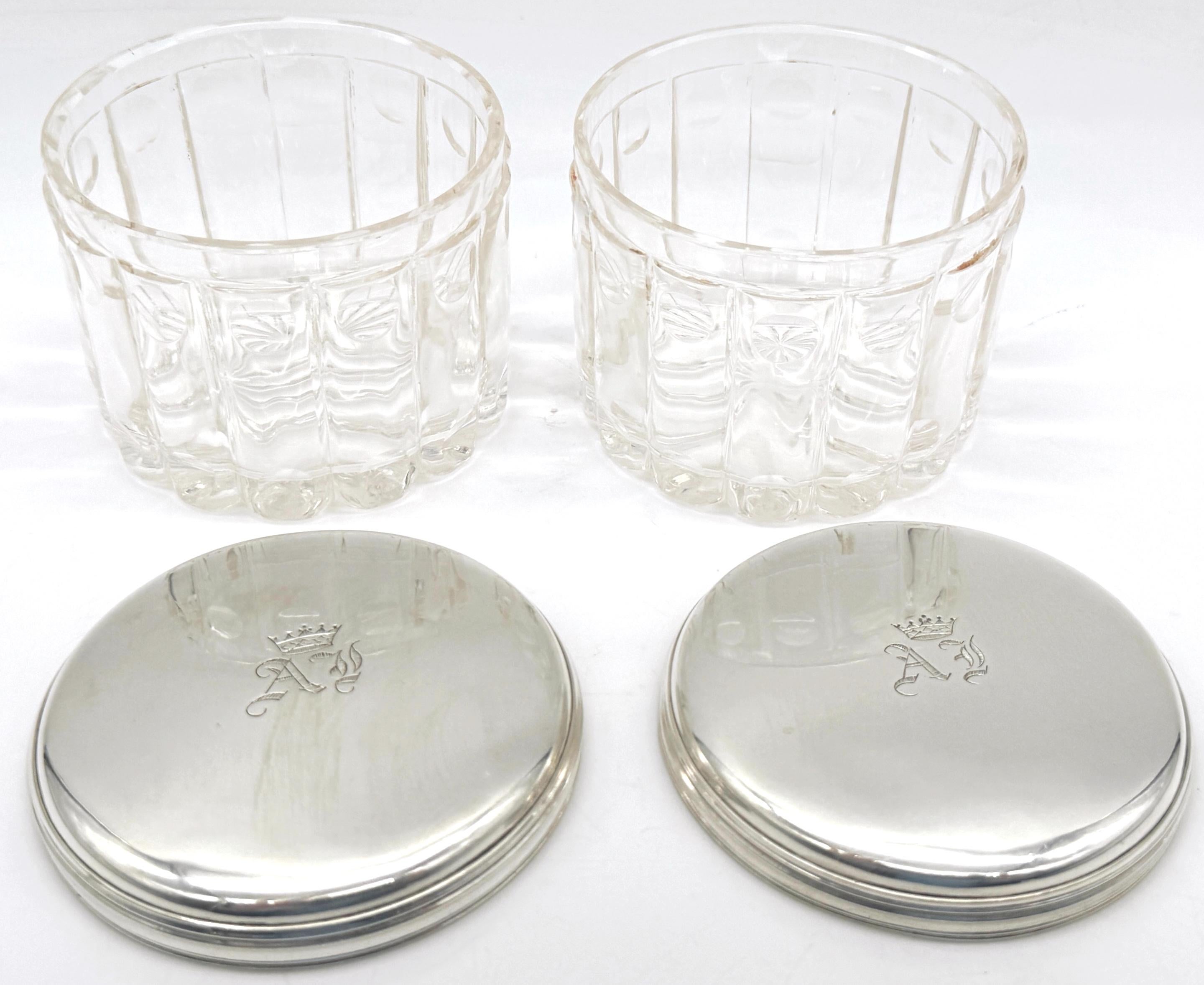Moulage Paire d'armoires françaises « Royal » en argent  Verre taillé Motif bambou  Jarres de commode en vente