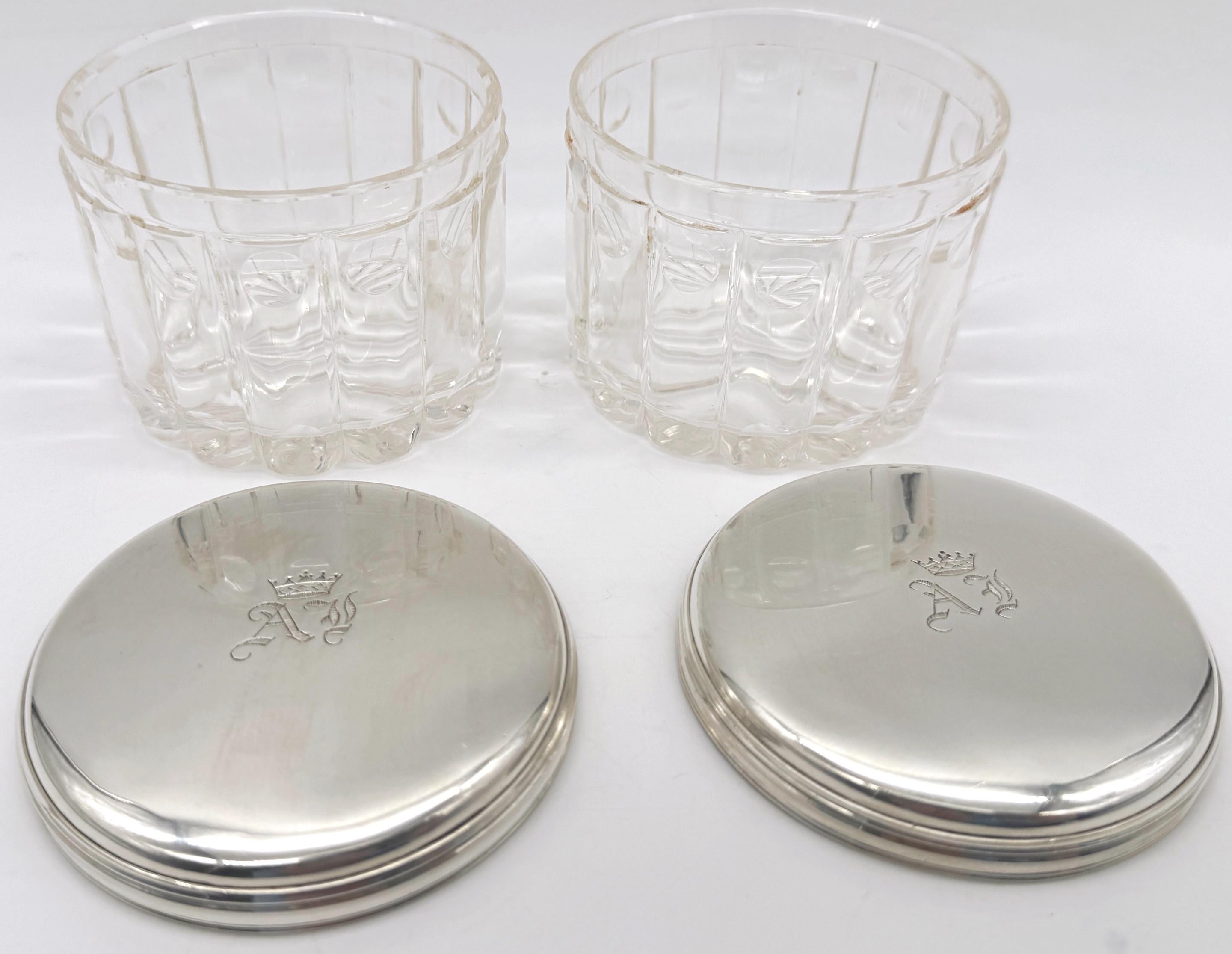 Paire d'armoires françaises « Royal » en argent  Verre taillé Motif bambou  Jarres de commode Bon état - En vente à West Palm Beach, FL