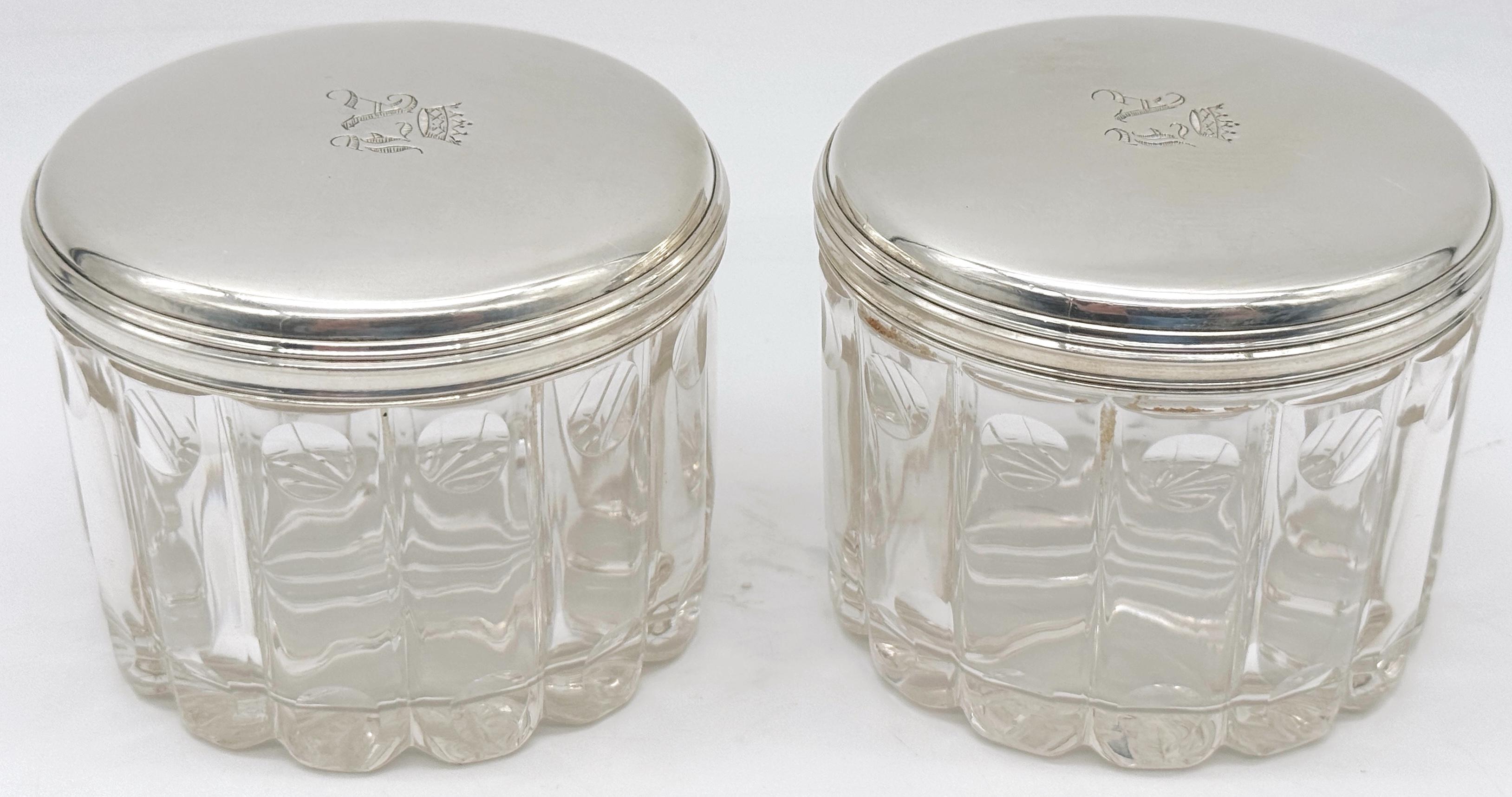 Paire d'armoires françaises « Royal » en argent  Verre taillé Motif bambou  Jarres de commode en vente 1