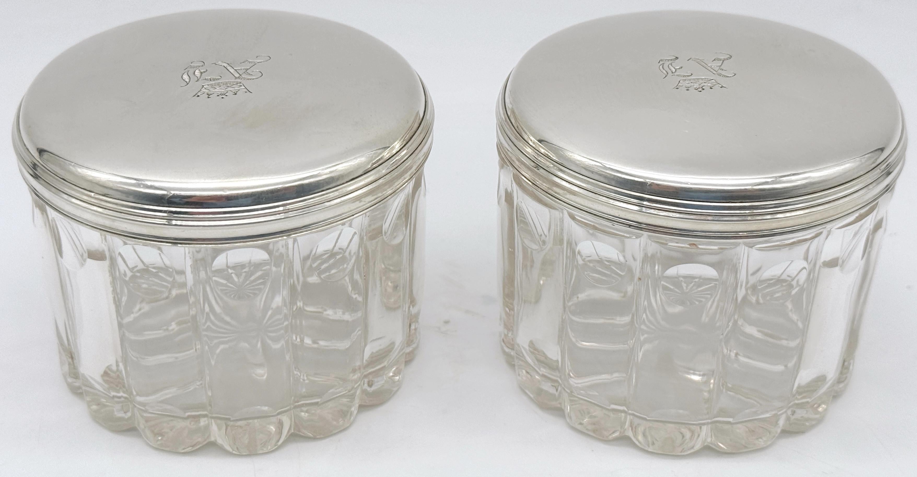 Paire d'armoires françaises « Royal » en argent  Verre taillé Motif bambou  Jarres de commode en vente 2