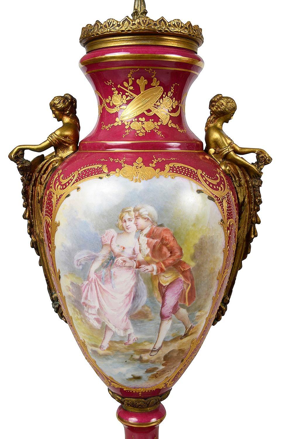 Dipinto a mano Coppia di lampade francesi in porcellana in stile Serves, 1890. in vendita
