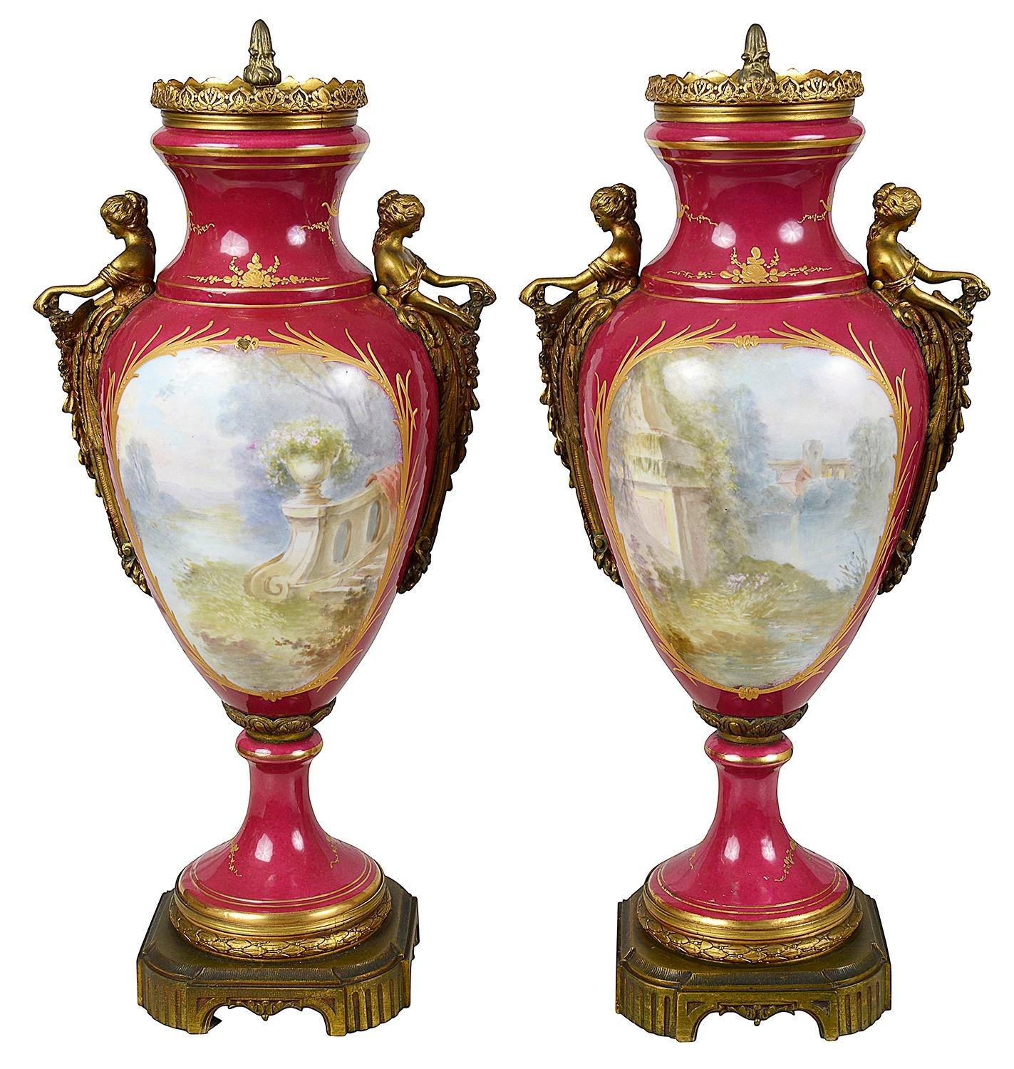 Coppia di lampade francesi in porcellana in stile Serves, 1890. In condizioni buone in vendita a Brighton, Sussex