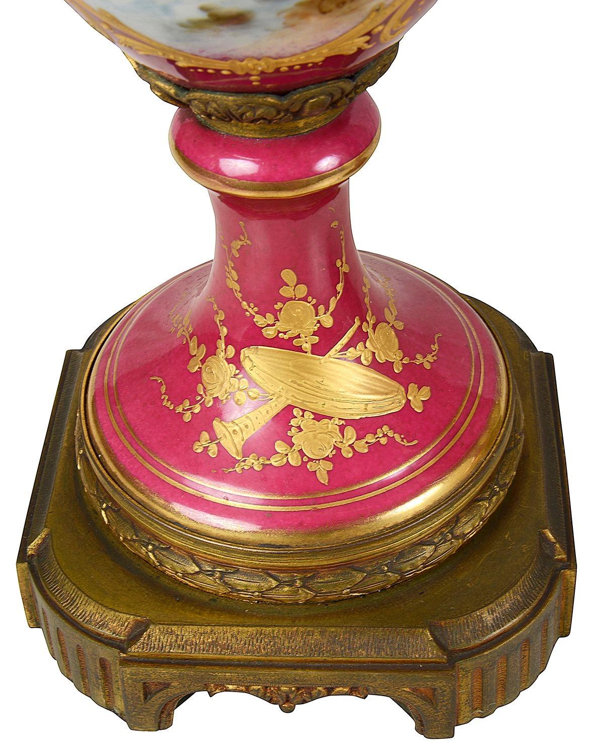Coppia di lampade francesi in porcellana in stile Serves, 1890. in vendita 1