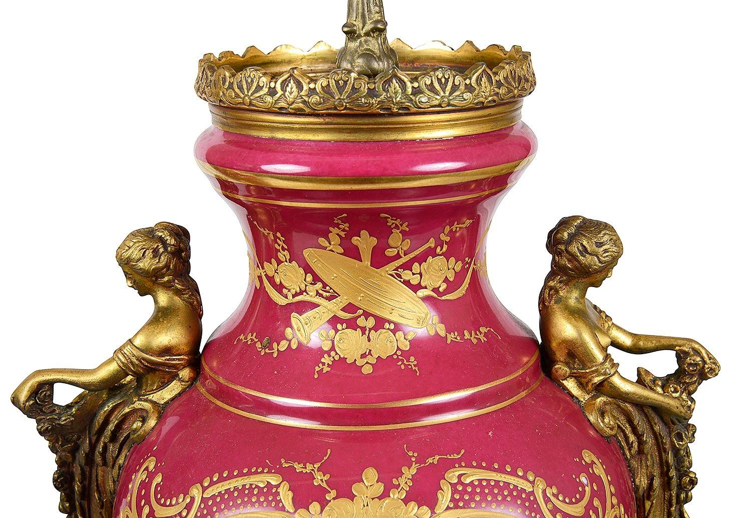 Coppia di lampade francesi in porcellana in stile Serves, 1890. in vendita 2