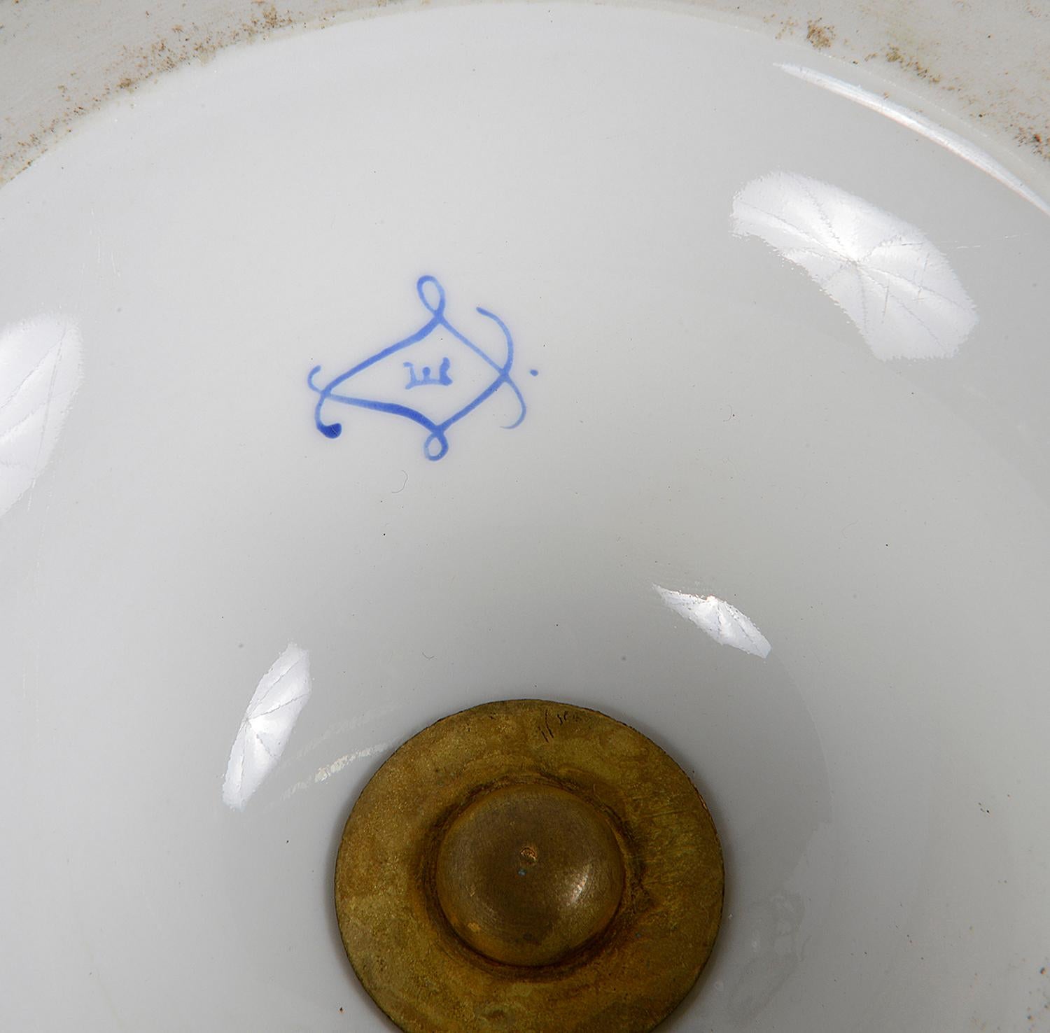 Coppia di vasi con coperchio in porcellana francese stile Sevres, XIX secolo in vendita 4