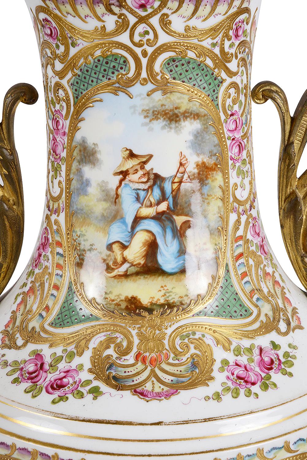 Paar französische Porzellan-Deckelvasen im Sevres-Stil:: 19. Jahrhundert (Chinoiserie) im Angebot