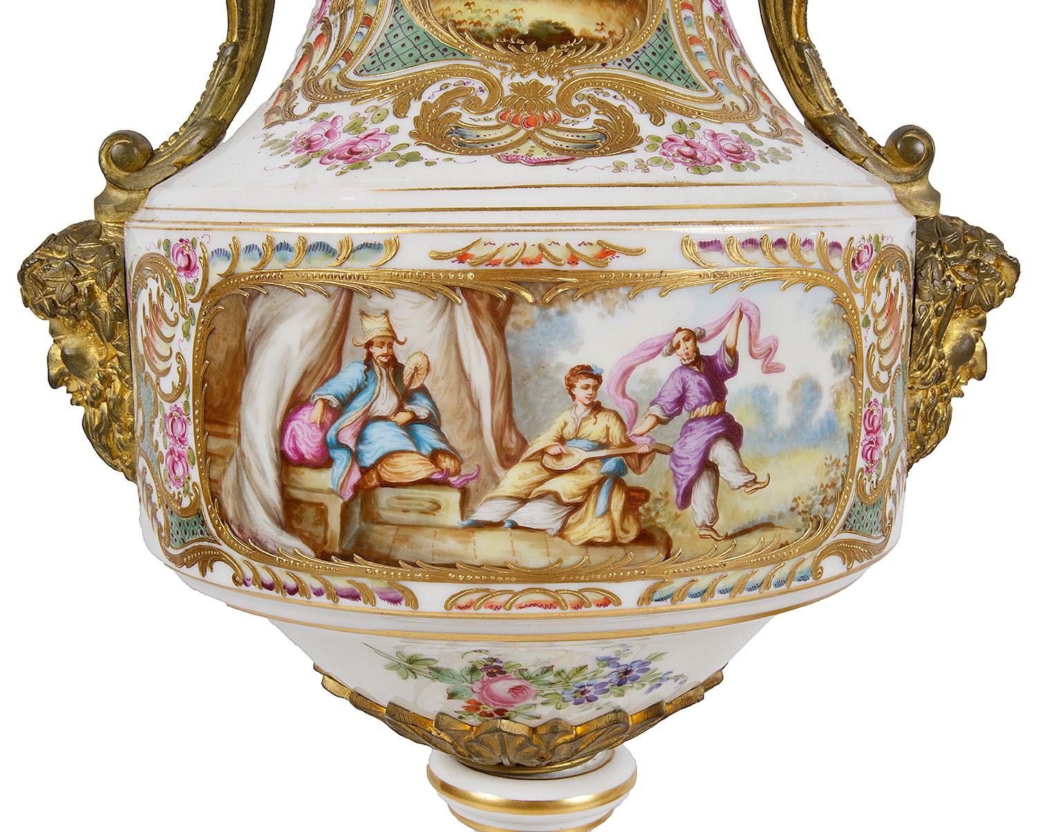 Paar französische Porzellan-Deckelvasen im Sevres-Stil:: 19. Jahrhundert (Handbemalt) im Angebot