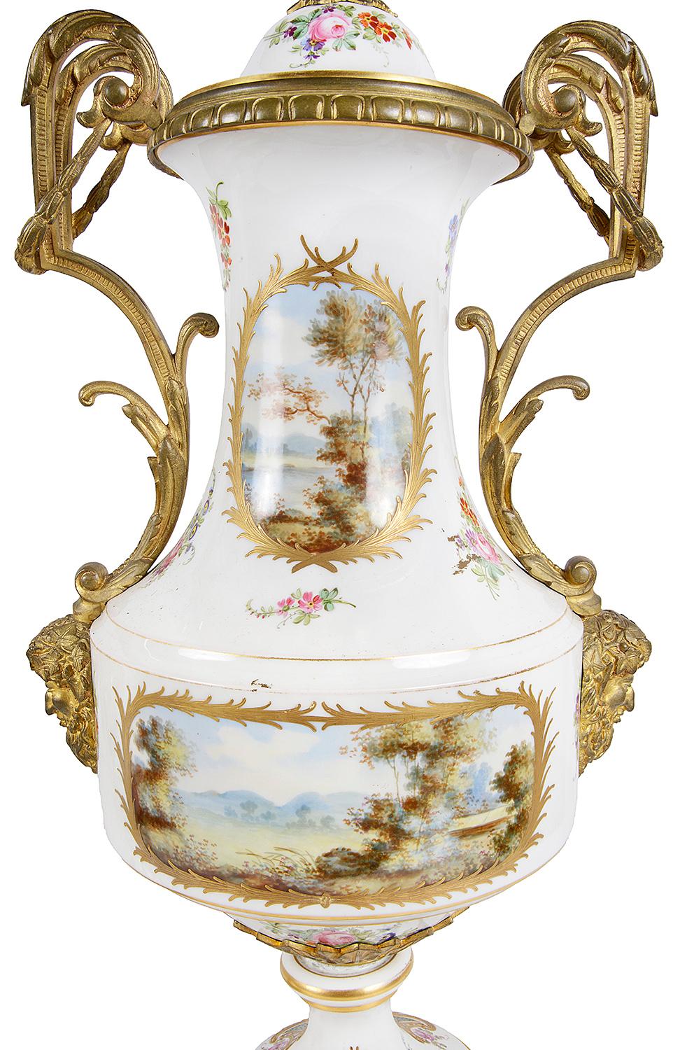 Coppia di vasi con coperchio in porcellana francese stile Sevres, XIX secolo in vendita 2