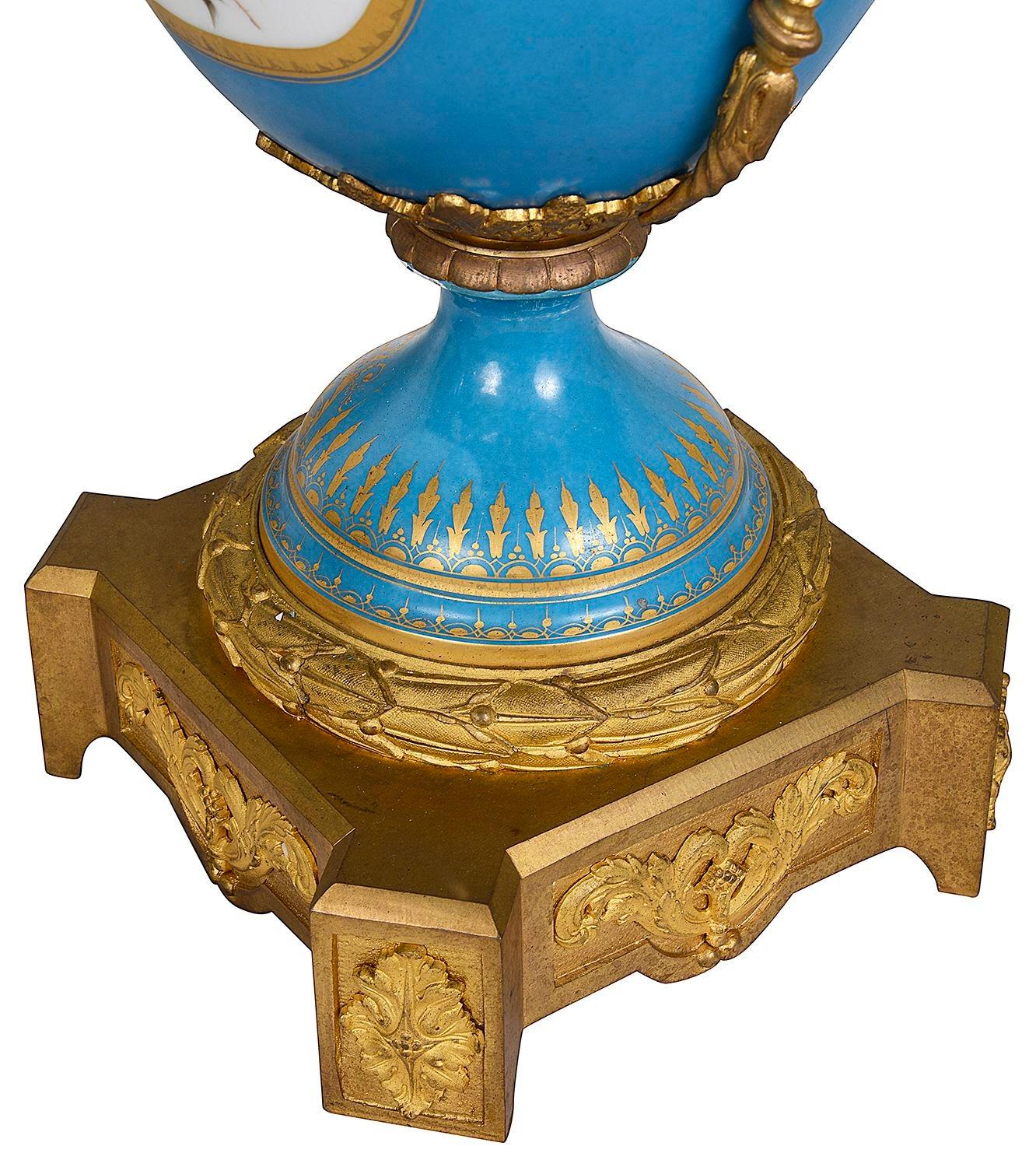Coppia di vasi in porcellana francese in stile Sèvres. circa 1880 in vendita 2