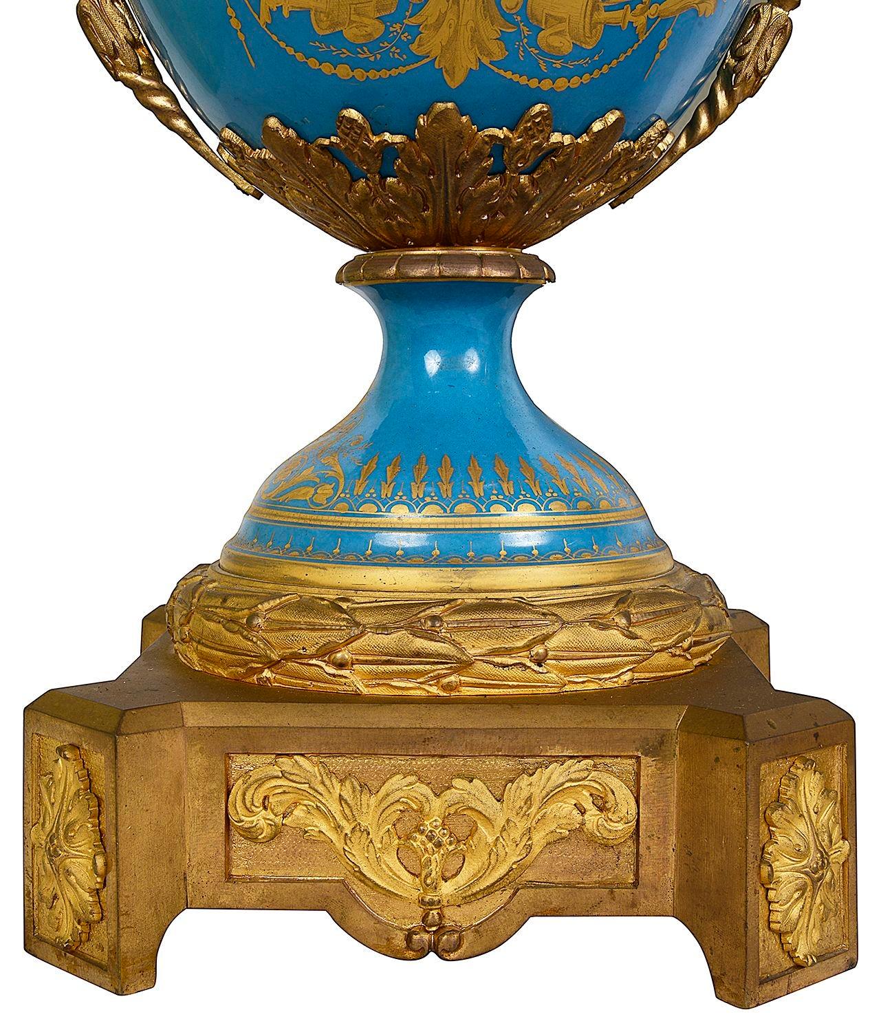 Coppia di vasi in porcellana francese in stile Sèvres. circa 1880 in vendita 3