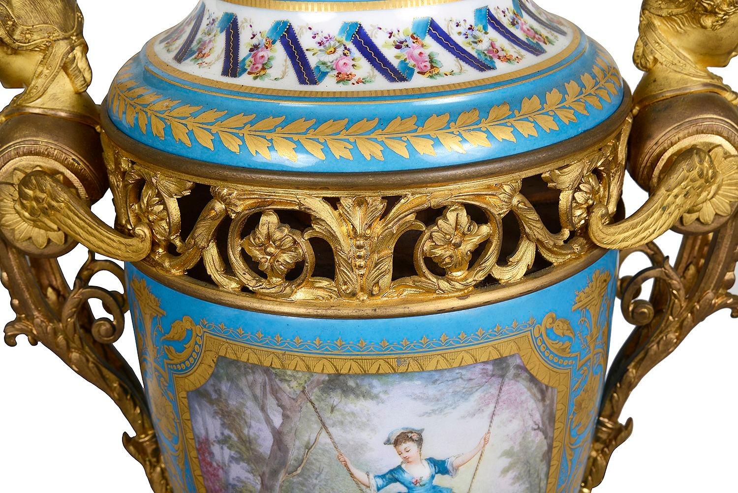 Porcellana Coppia di vasi in porcellana francese in stile Sèvres. circa 1880 in vendita