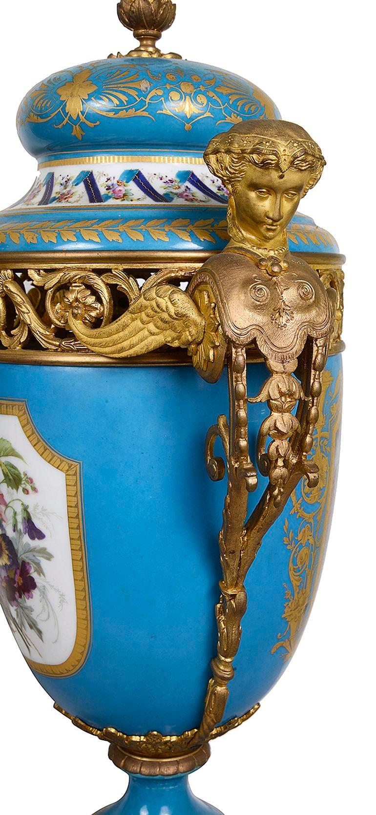 Coppia di vasi in porcellana francese in stile Sèvres. circa 1880 in vendita 1