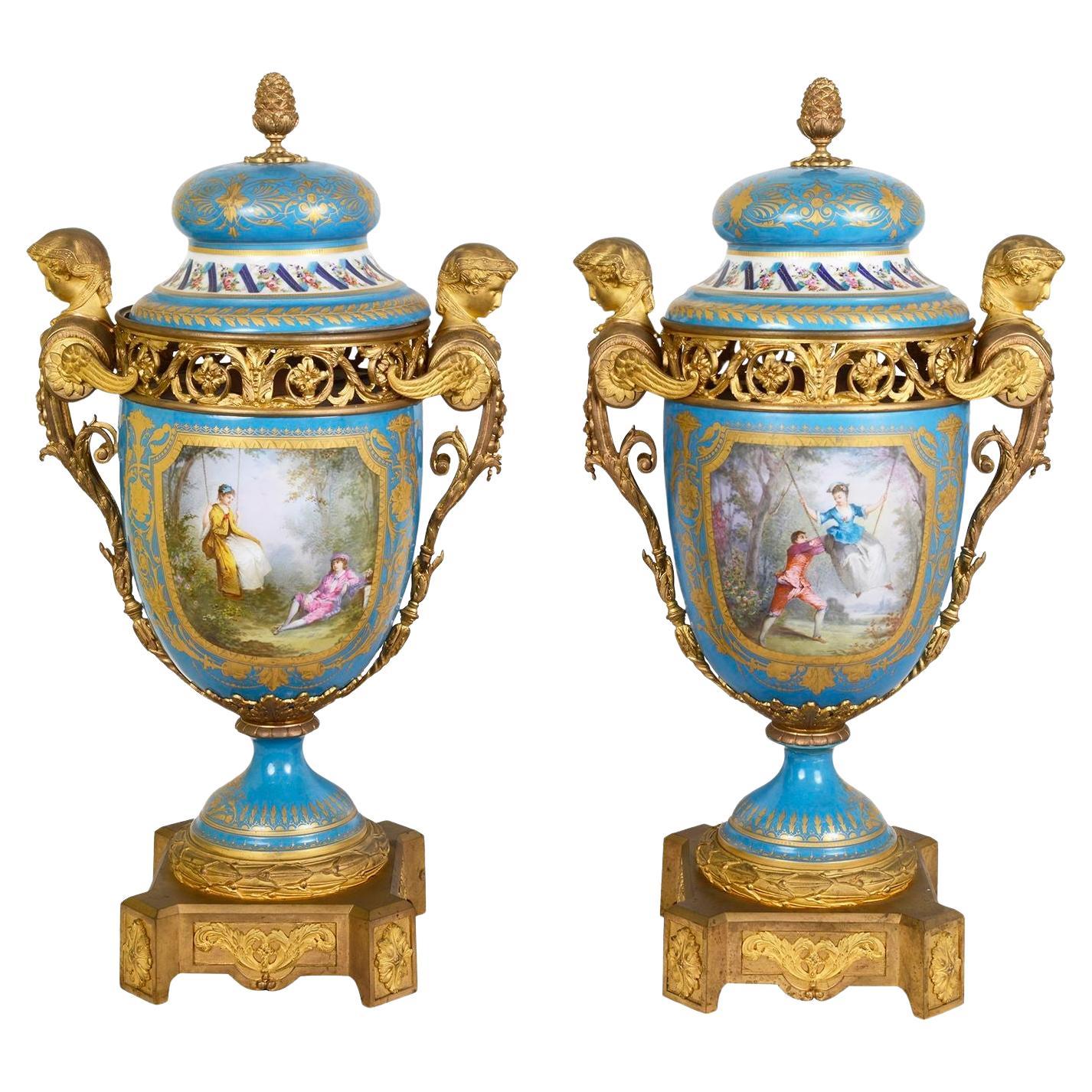 Pareja de jarrones de porcelana francesa estilo Sevres. circa 1880