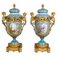 Coppia di vasi in porcellana francese in stile Sèvres. circa 1880