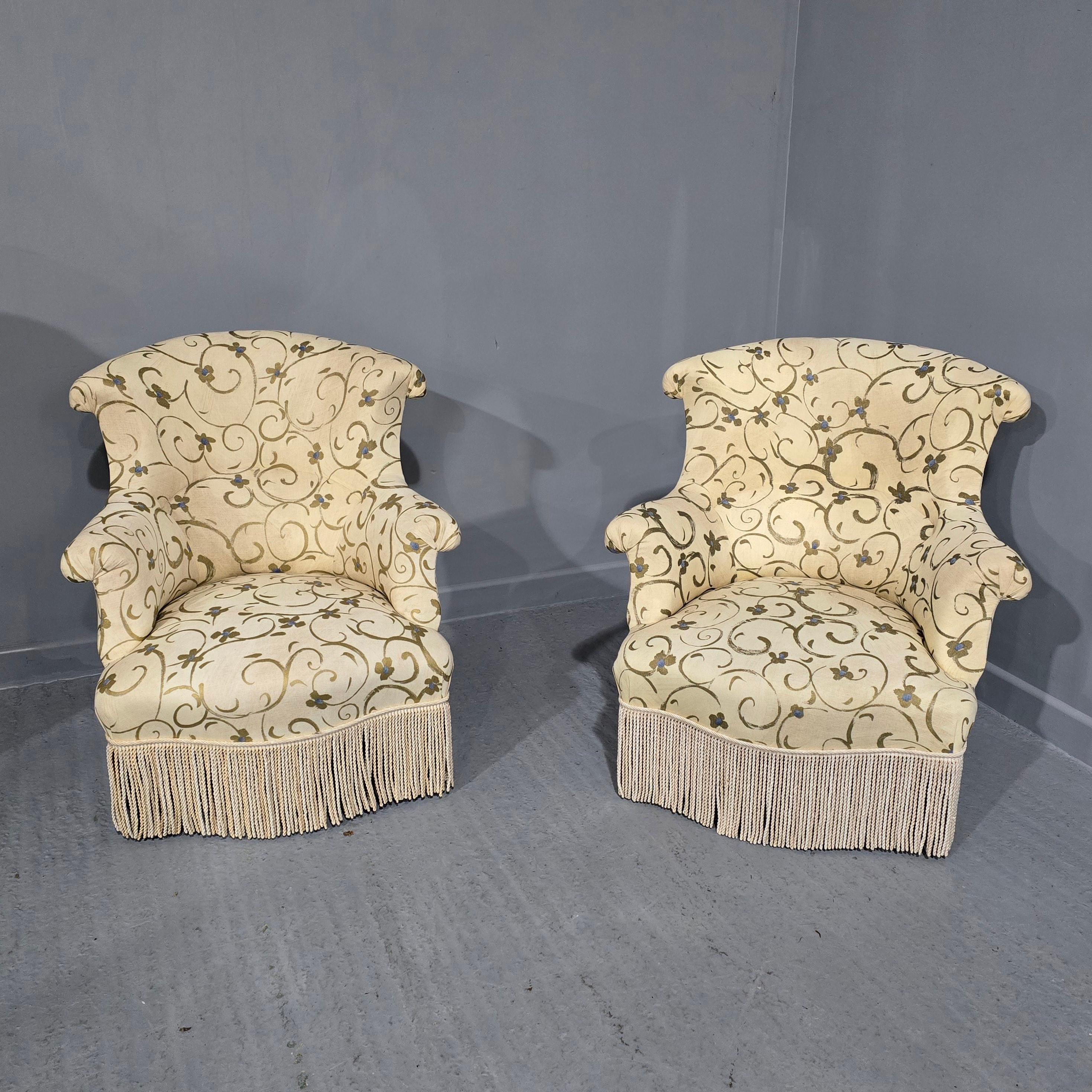 Splendida coppia di poltrone francesi Napoleone 111, con gambe tornite in ebano, rivestite di recente in tessuto di lino, imbottite secondo i metodi tradizionali, con profonde frange in toro, di qualità superba e in condizioni eccellenti.