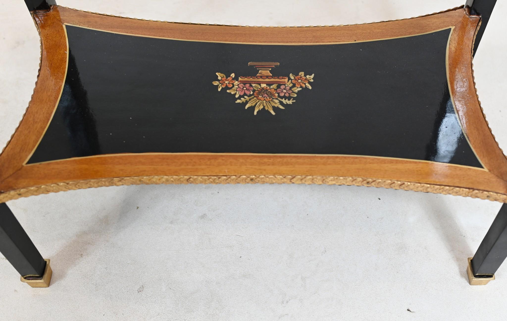 Preciosa pareja de mesas auxiliares de estilo Imperio francés
Presentan un acabado lacado y motivos florales pintados a mano
Pareja de interiores muy coloridos con apliques dorados originales
Tienen un buen tamaño, son más grandes que una mesa