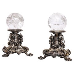 Coppia di plinti a forma di maschera di leone in bronzo argentato con sfere di cristallo di rocca intagliate a mano