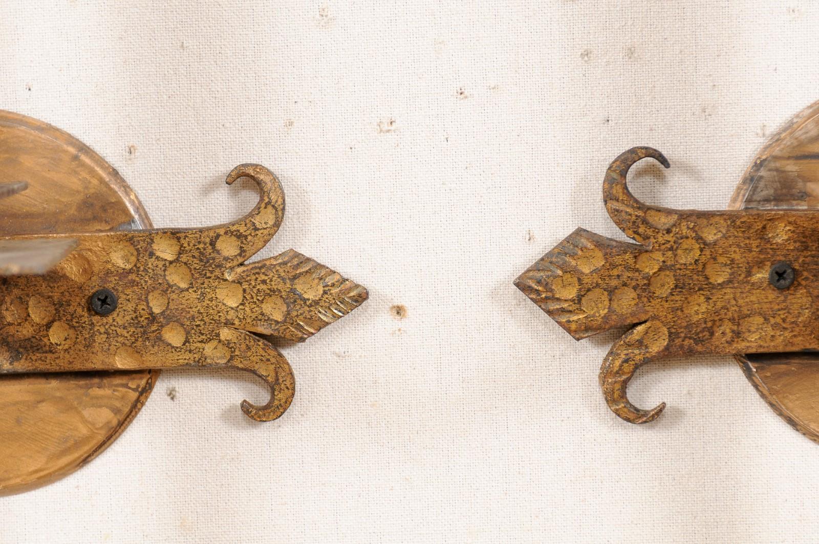 Paar französische Einzelleuchten mit Fleur de Lis-Akzenten aus strukturiertem Goldeisen im Angebot 3