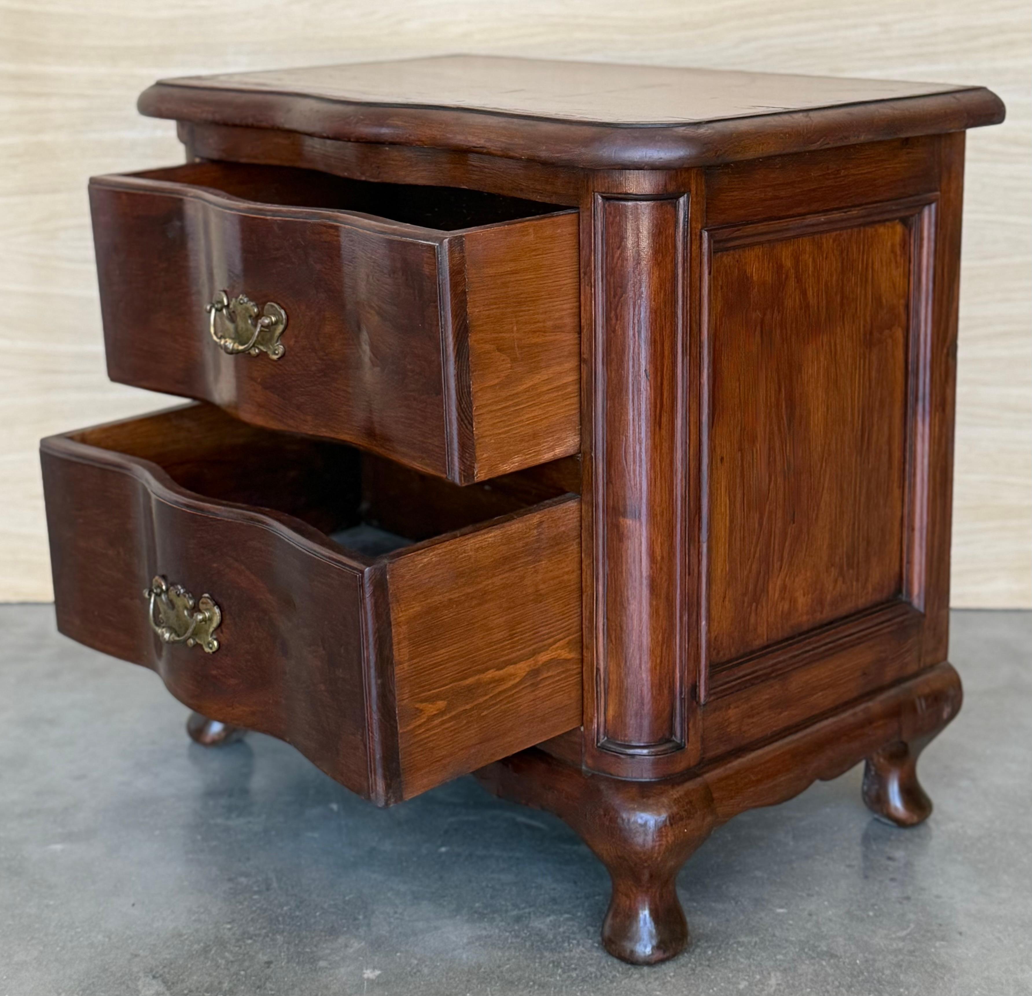 Coppia di comodini francesi in legno massiccio di noce con due cassetti in vendita 6