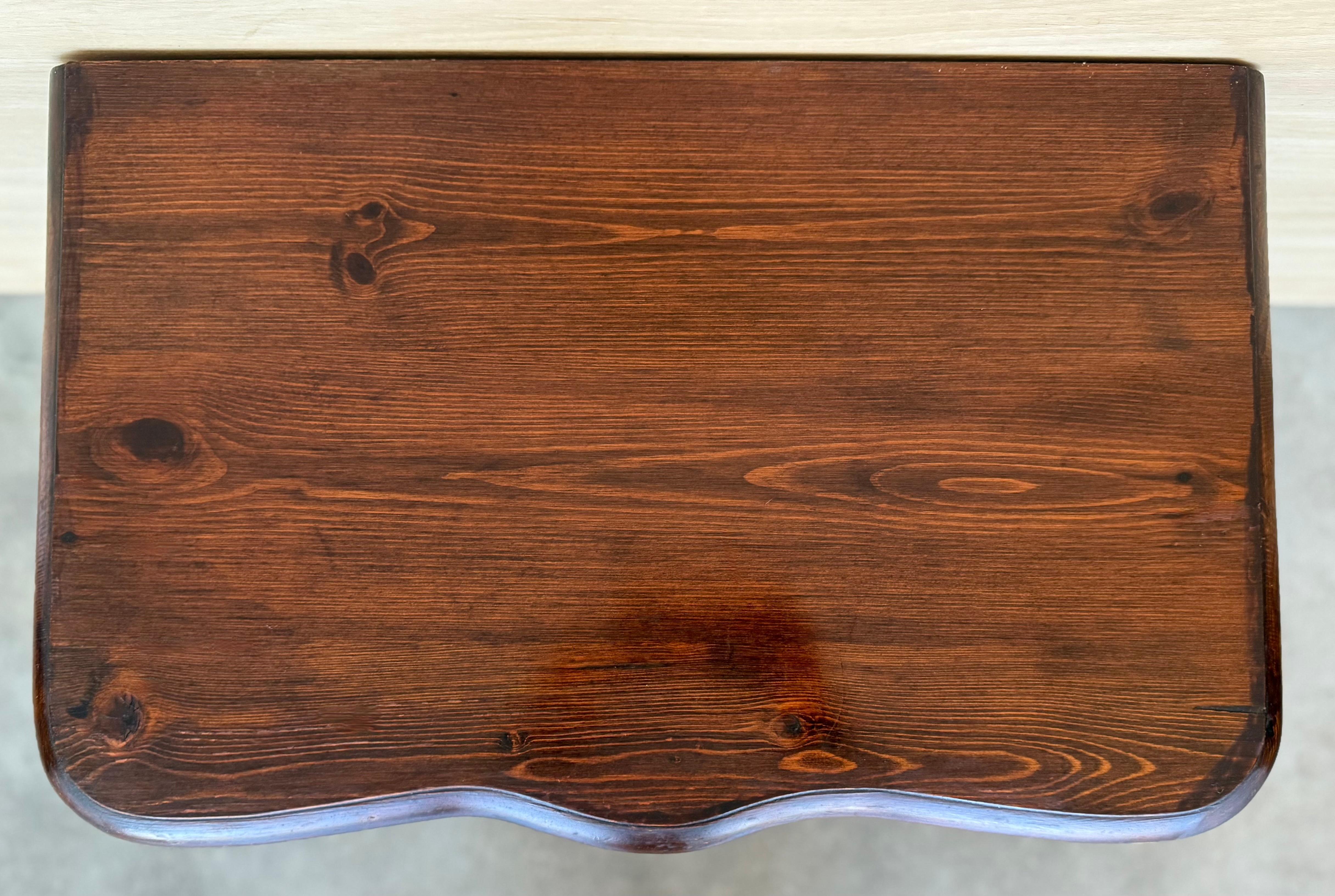 Coppia di comodini francesi in legno massiccio di noce con due cassetti in vendita 7