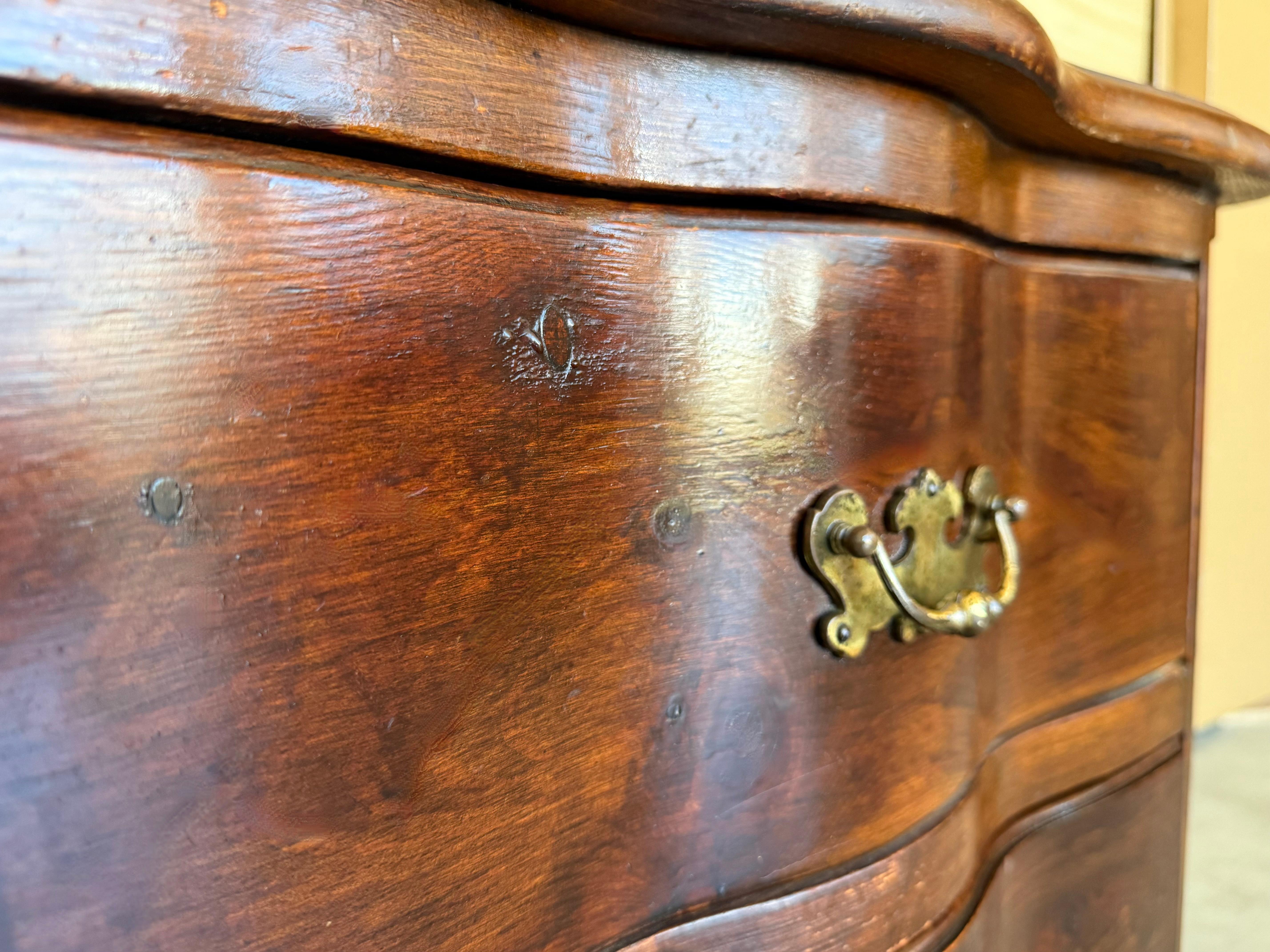 Coppia di comodini francesi in legno massiccio di noce con due cassetti in vendita 8