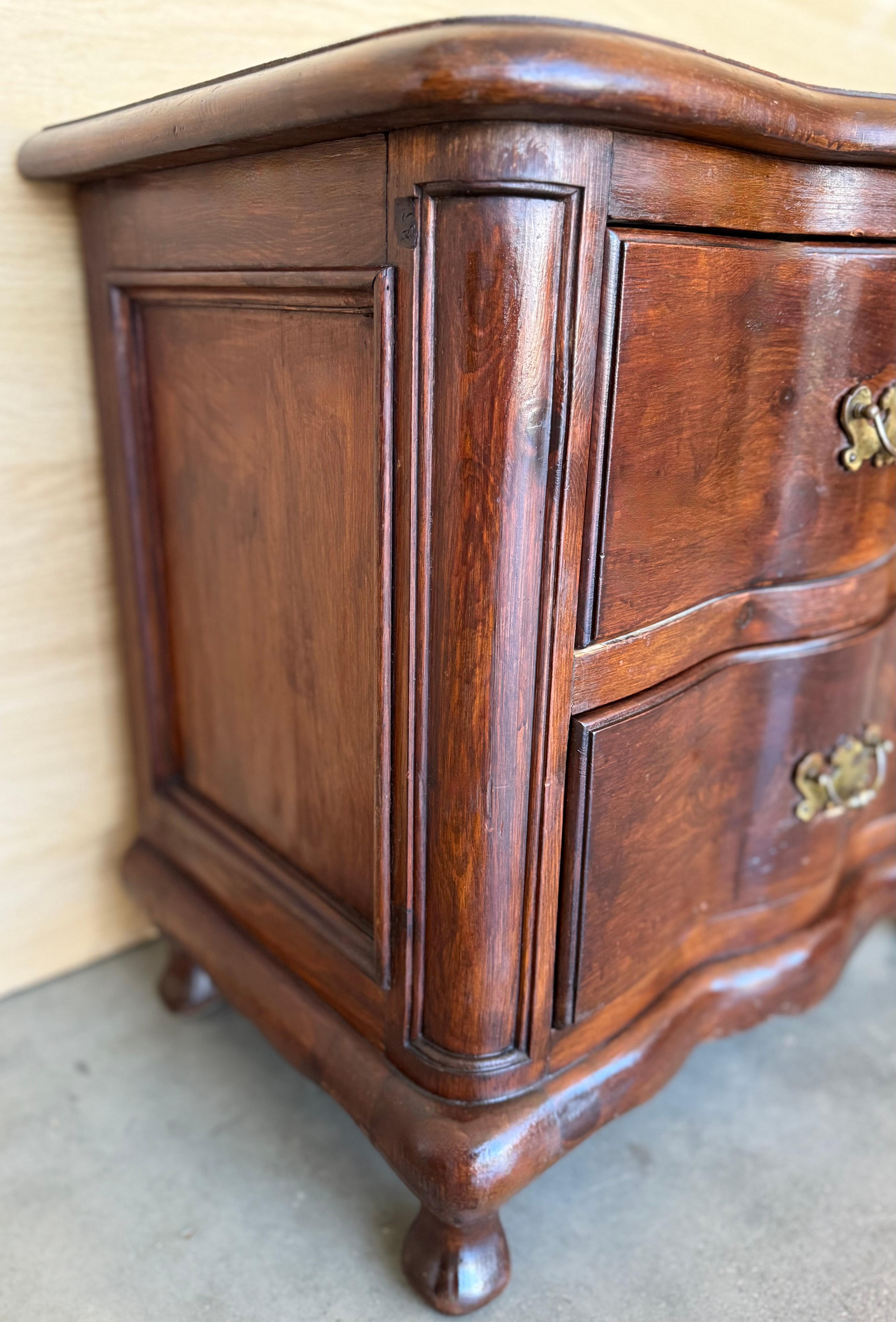 Coppia di comodini francesi in legno massiccio di noce con due cassetti in vendita 9