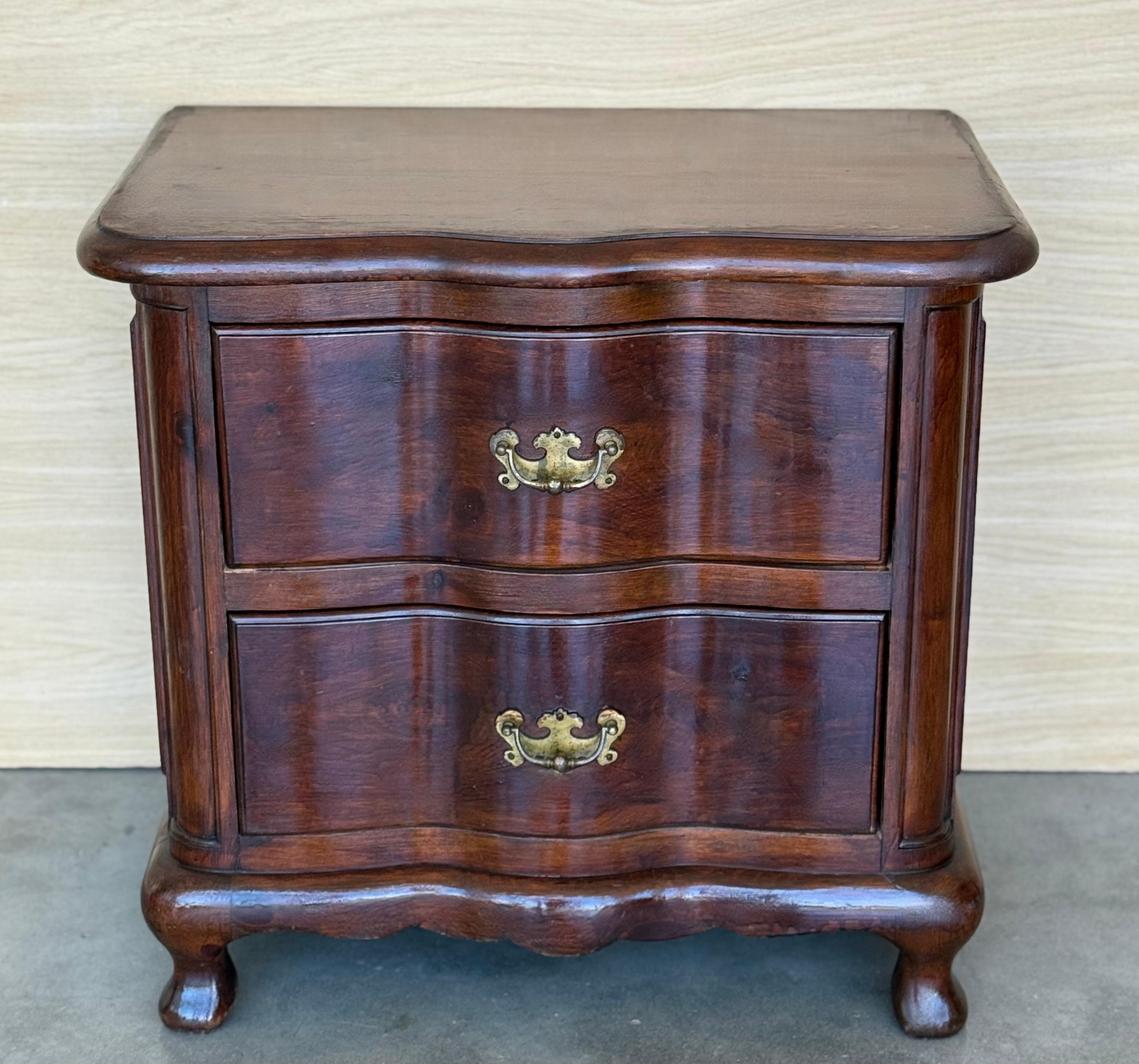 Coppia di comodini francesi in legno massiccio di noce con due cassetti In condizioni buone in vendita a Miami, FL