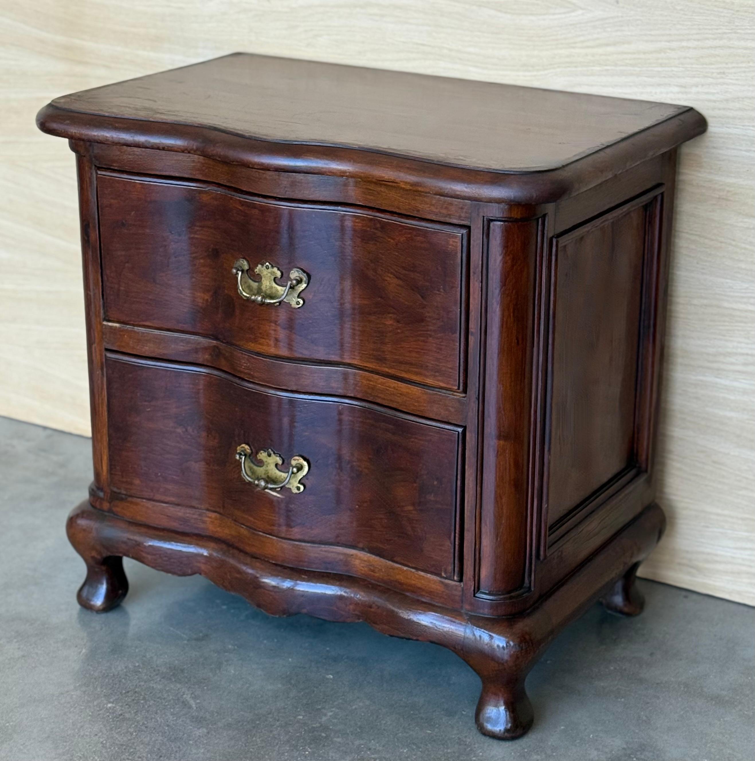 Noce Coppia di comodini francesi in legno massiccio di noce con due cassetti in vendita