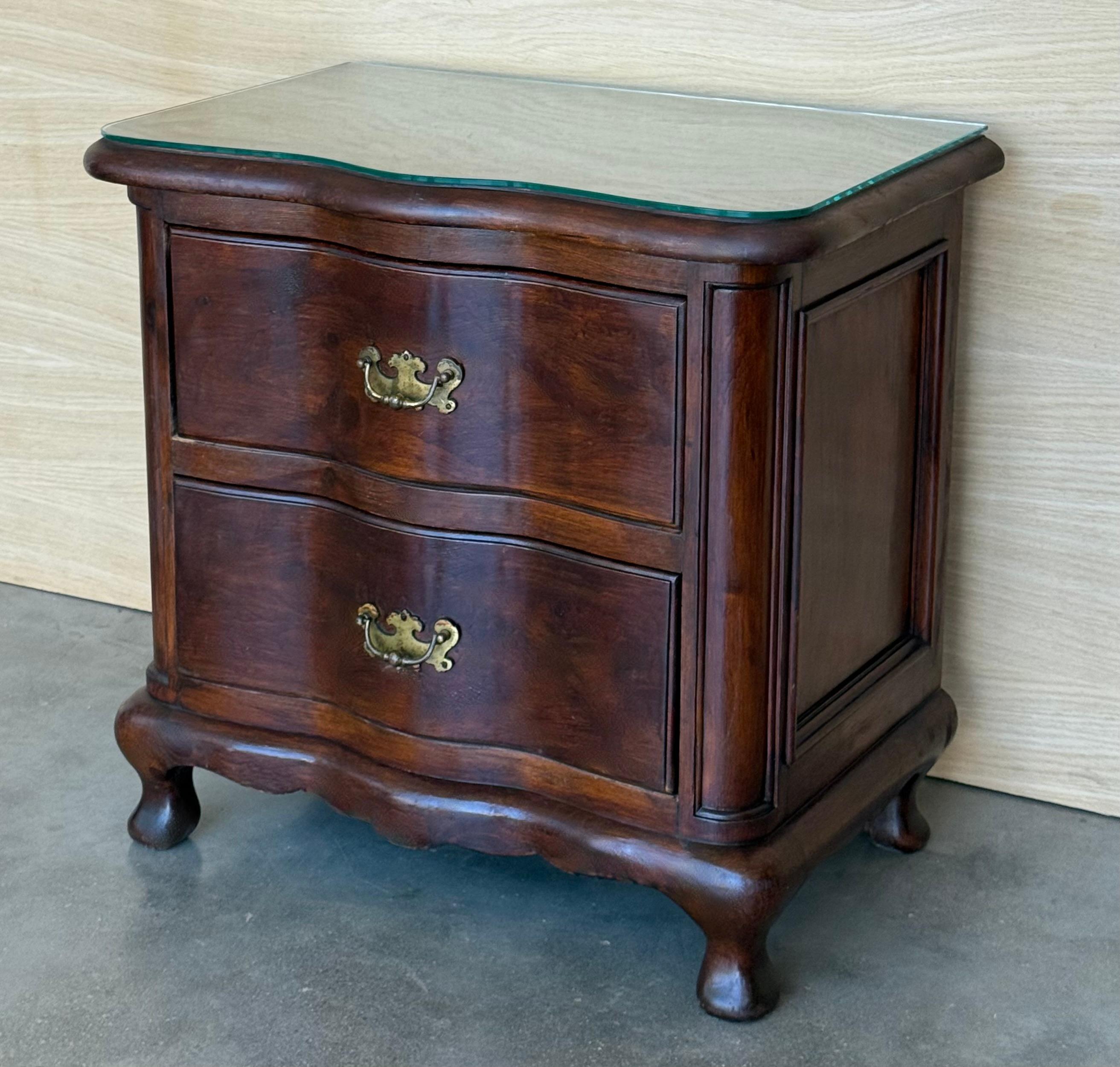 Coppia di comodini francesi in legno massiccio di noce con due cassetti in vendita 3
