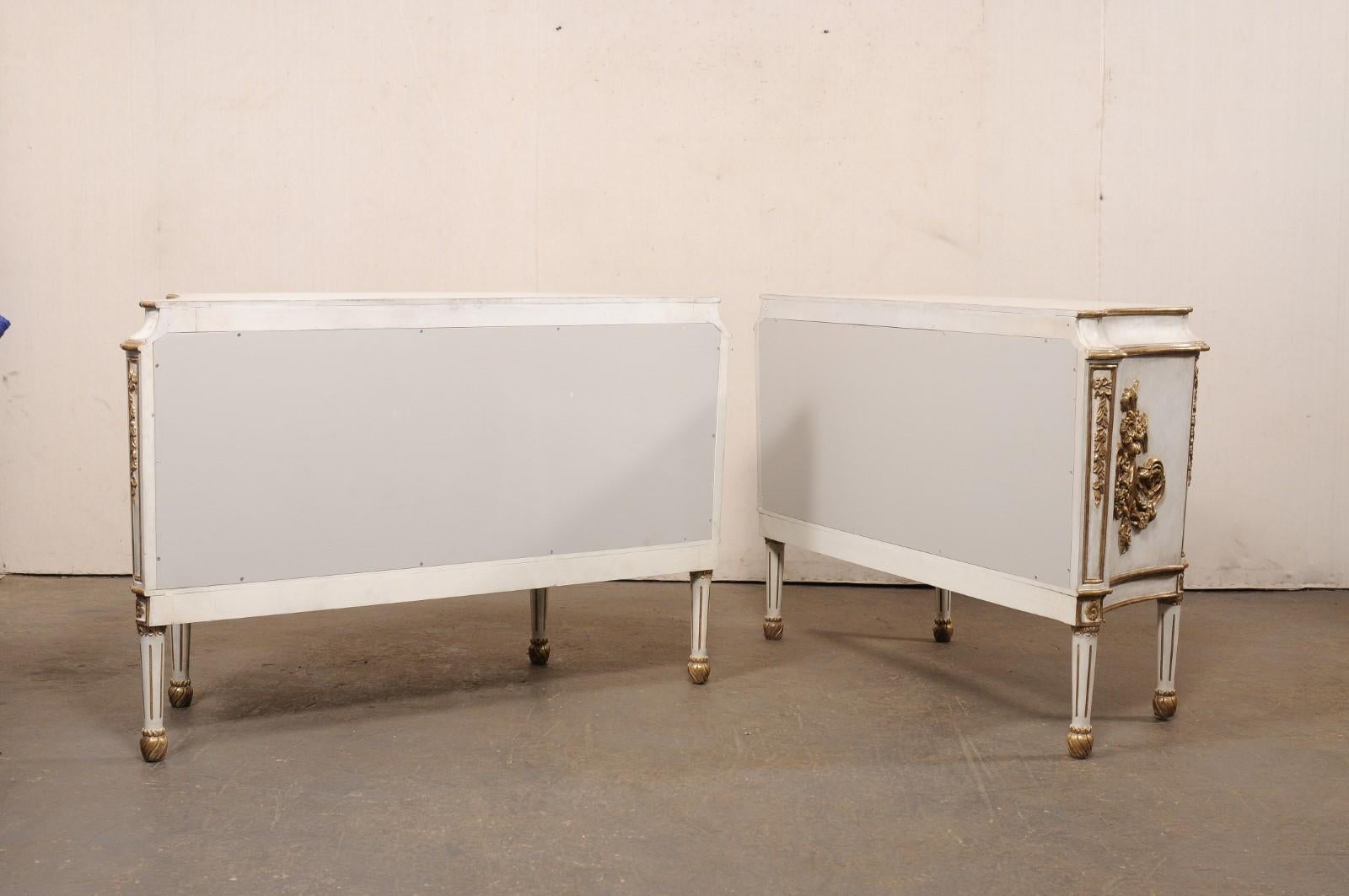 Paire de commodes à 2 tiroirs de style français Robust en blanc et or en vente 4