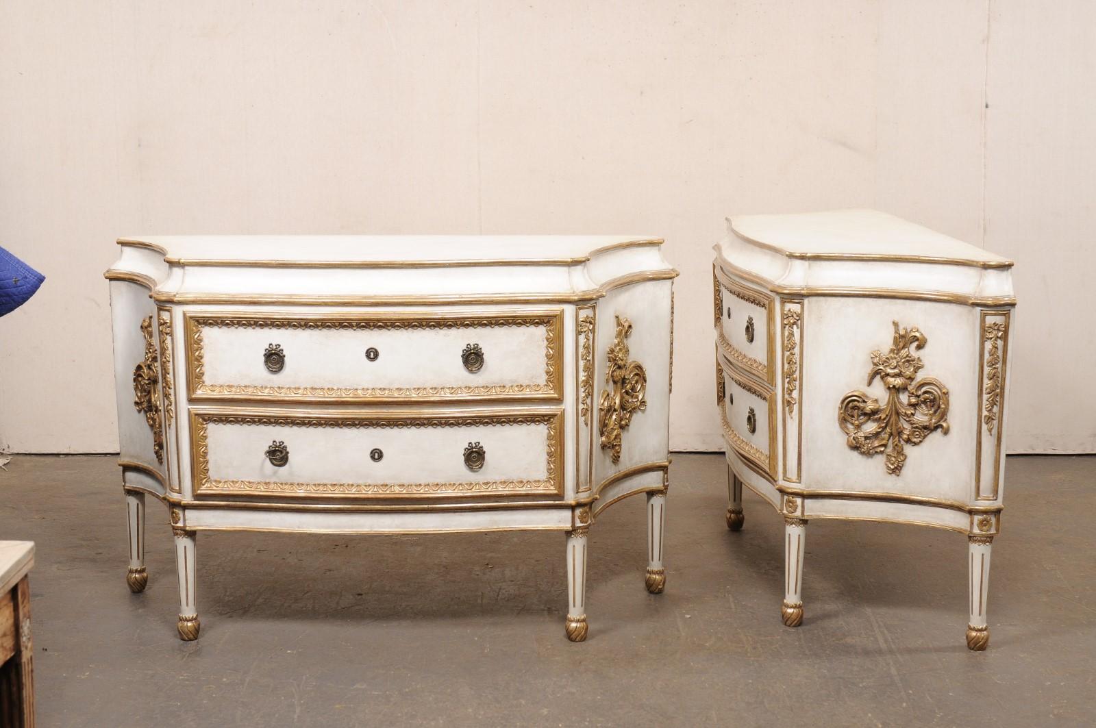 Paire de commodes à 2 tiroirs de style français Robust en blanc et or en vente 6