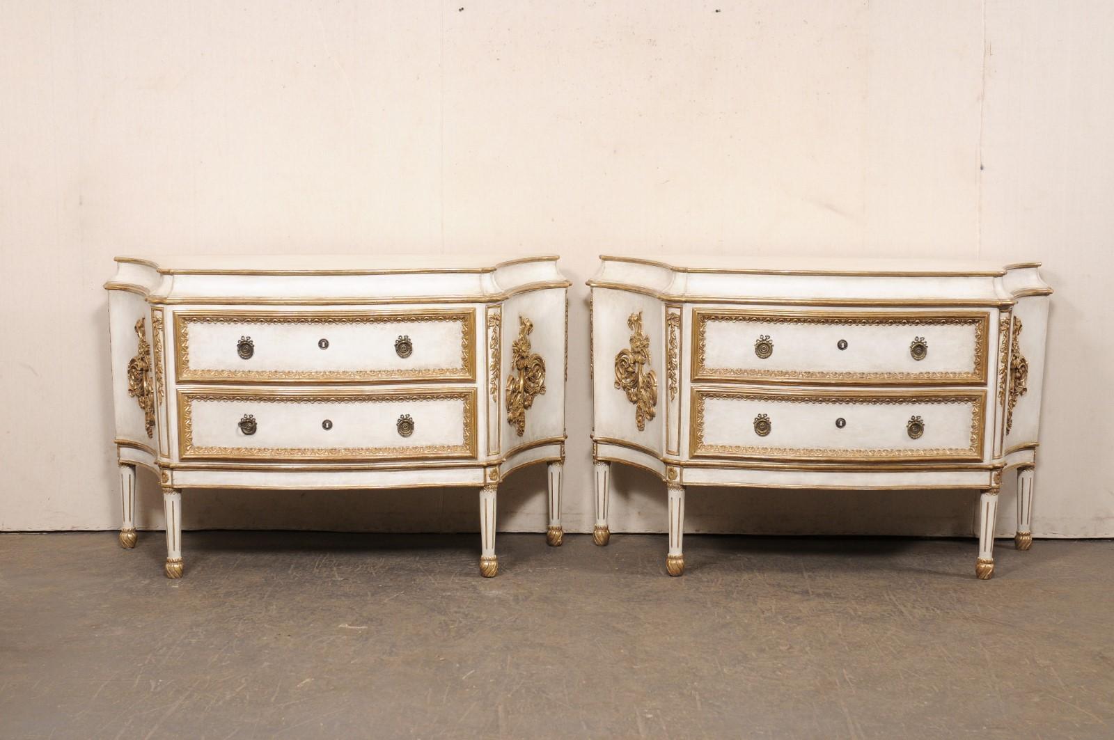 Paire de commodes à 2 tiroirs de style français Robust en blanc et or en vente 7