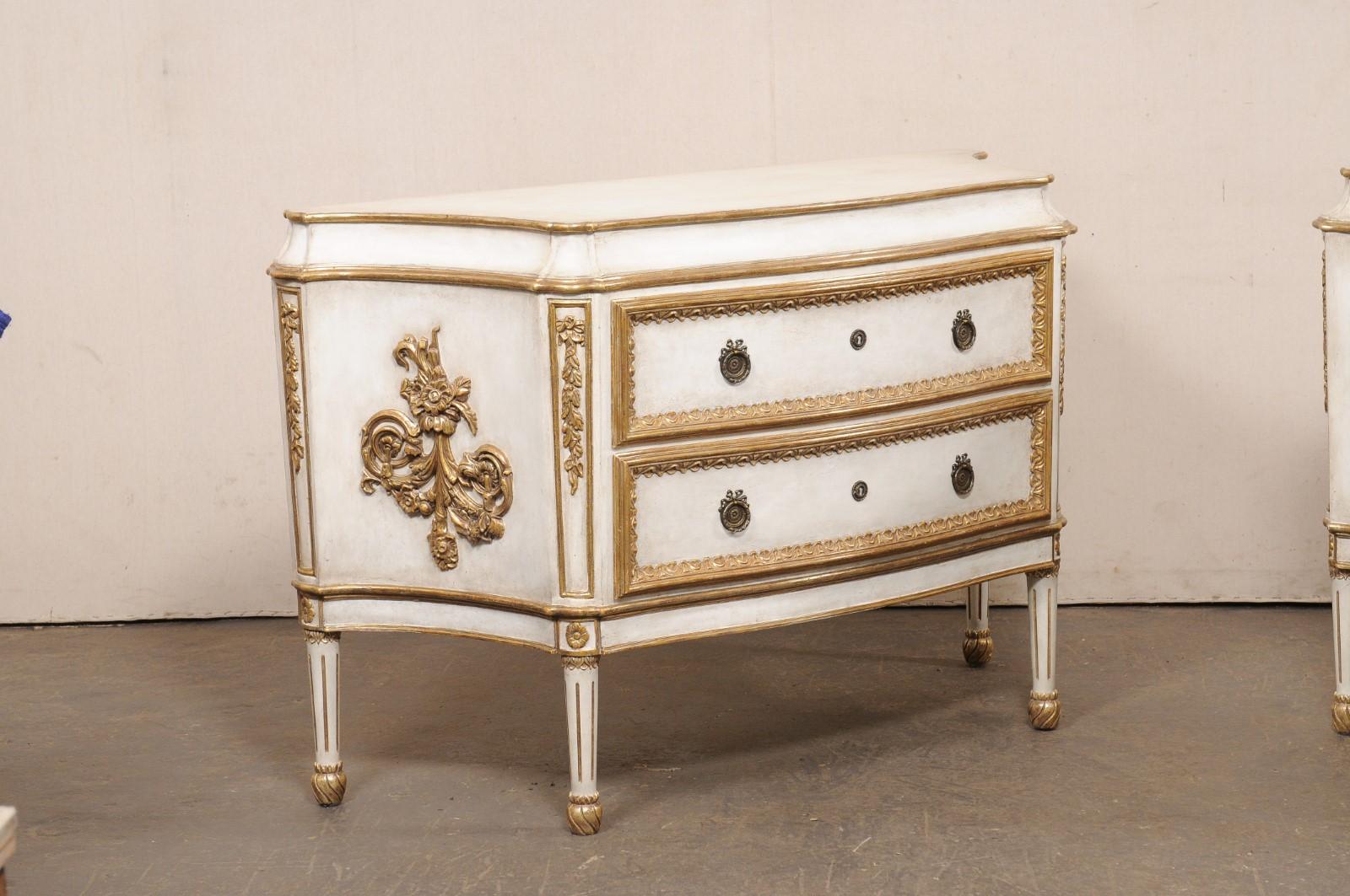 Français Paire de commodes à 2 tiroirs de style français Robust en blanc et or en vente