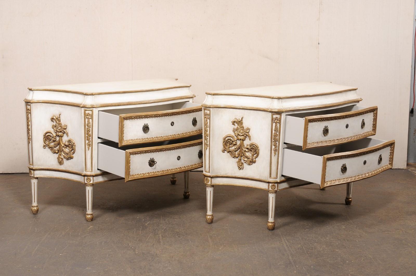 20ième siècle Paire de commodes à 2 tiroirs de style français Robust en blanc et or en vente