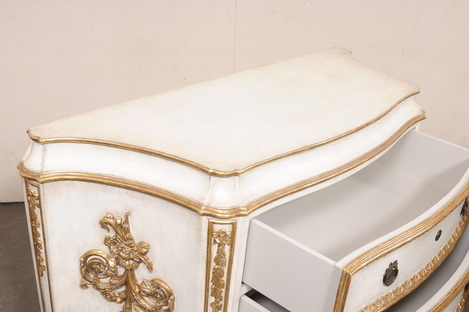 Bois Paire de commodes à 2 tiroirs de style français Robust en blanc et or en vente