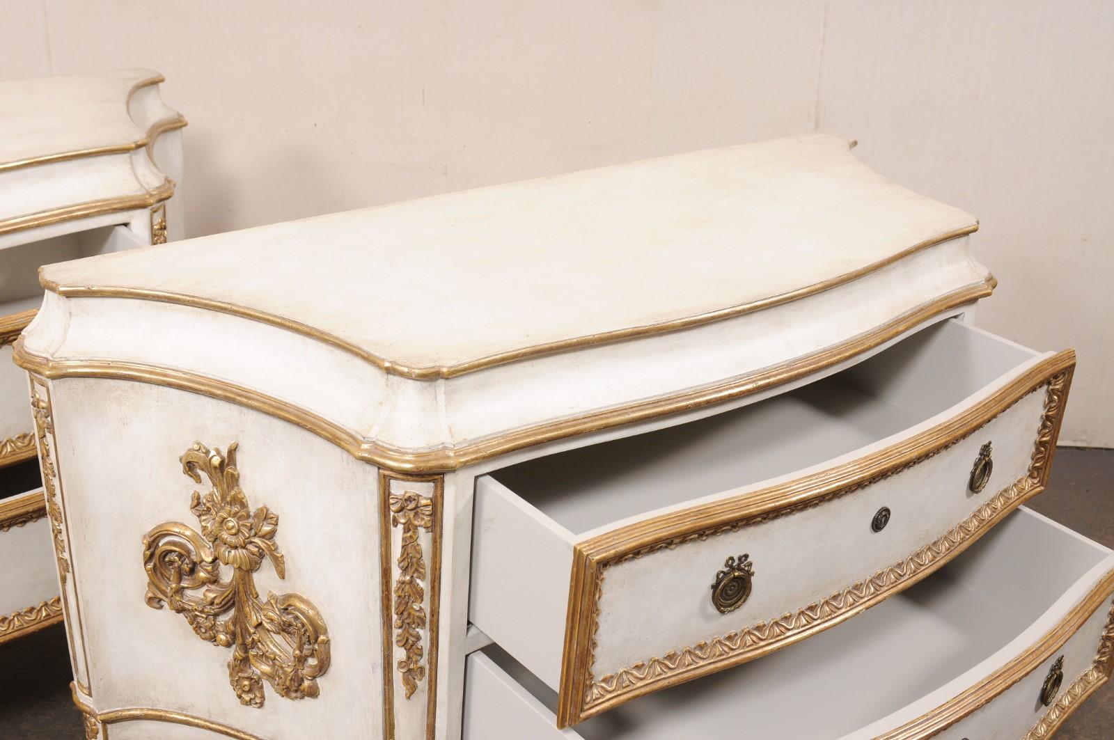 Paire de commodes à 2 tiroirs de style français Robust en blanc et or en vente 1