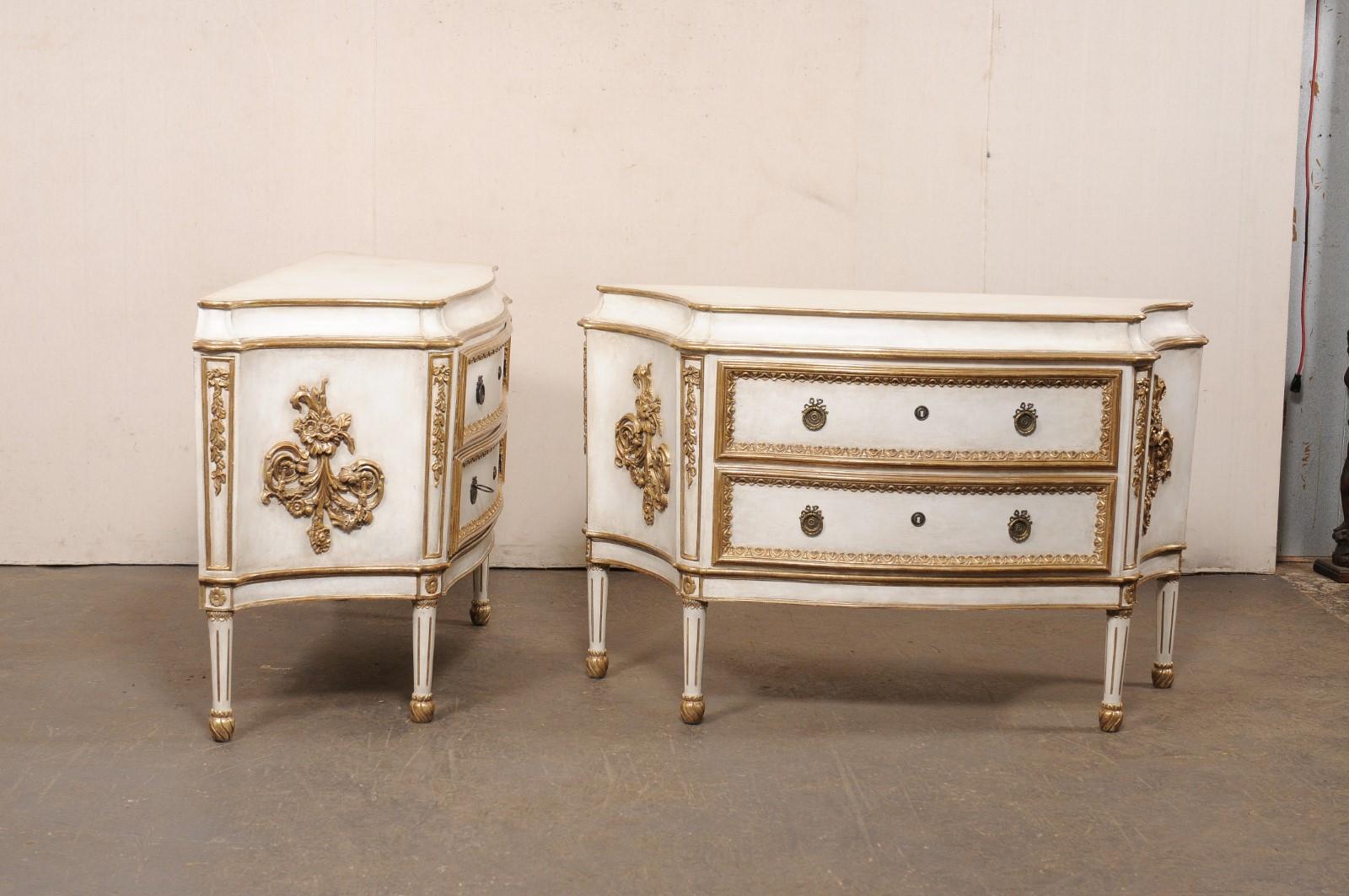 Paire de commodes à 2 tiroirs de style français Robust en blanc et or en vente 2