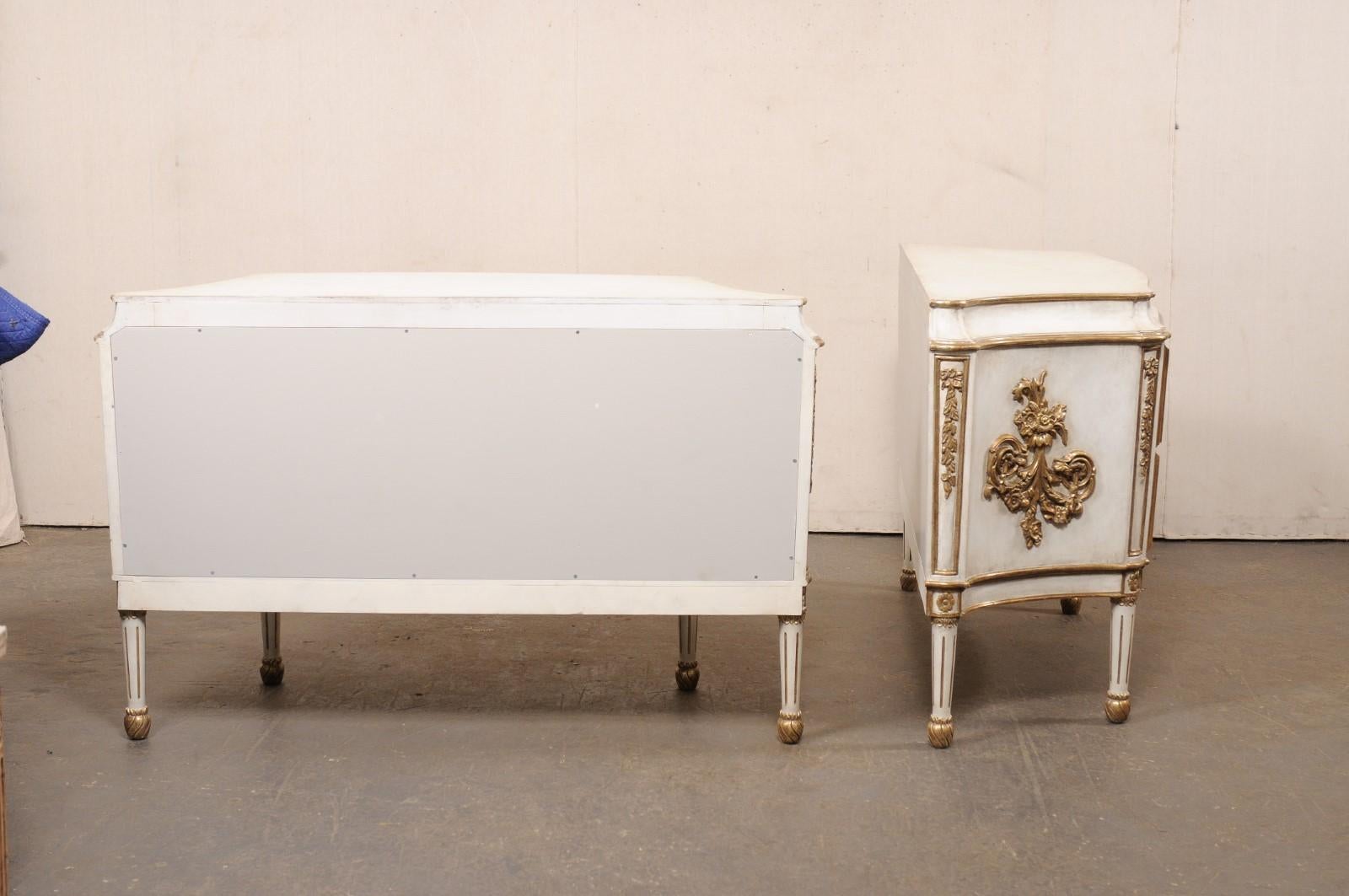 Paire de commodes à 2 tiroirs de style français Robust en blanc et or en vente 3