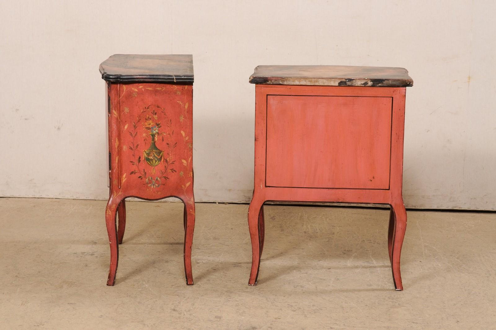 Paire de coffres d'appoint de style français avec un motif d'urne et de couronne peint à la main en vente 4