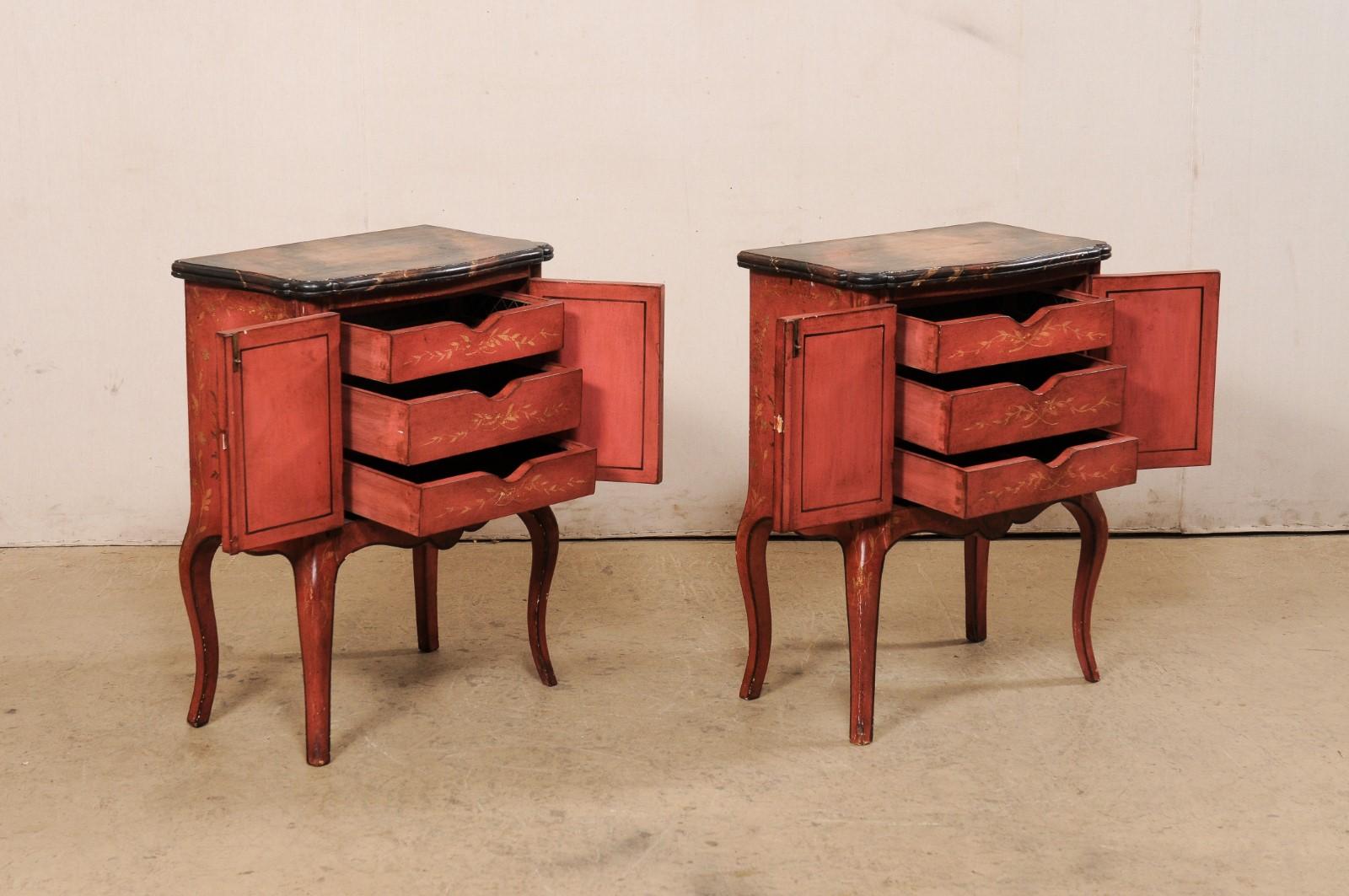 Paire de coffres d'appoint de style français avec un motif d'urne et de couronne peint à la main Bon état - En vente à Atlanta, GA