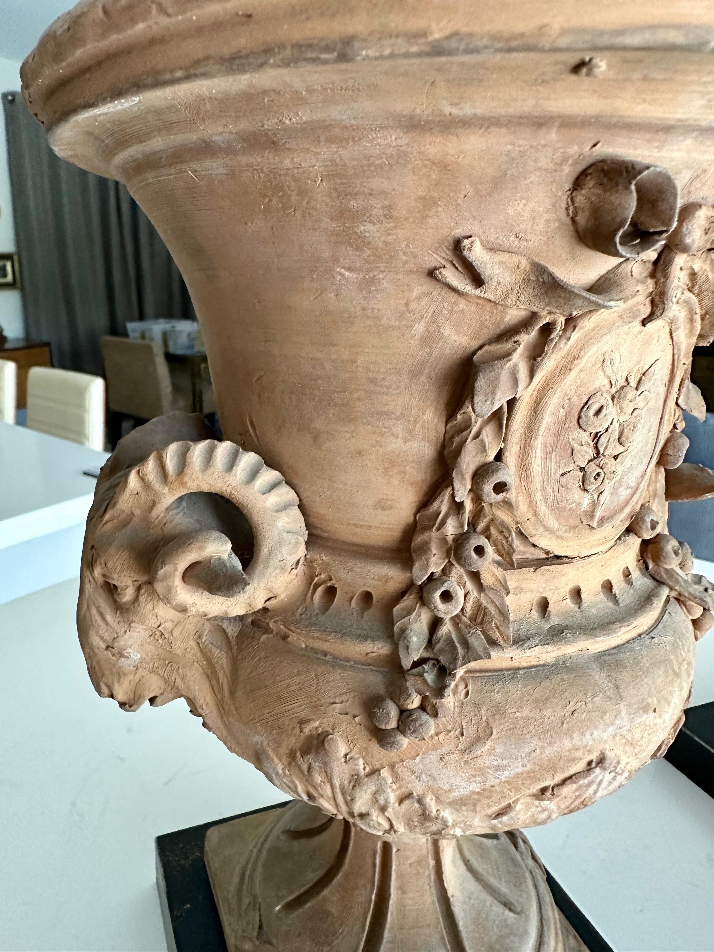Coppia di lampade da tavolo francesi in terracotta in stile neoclassico in vendita 4